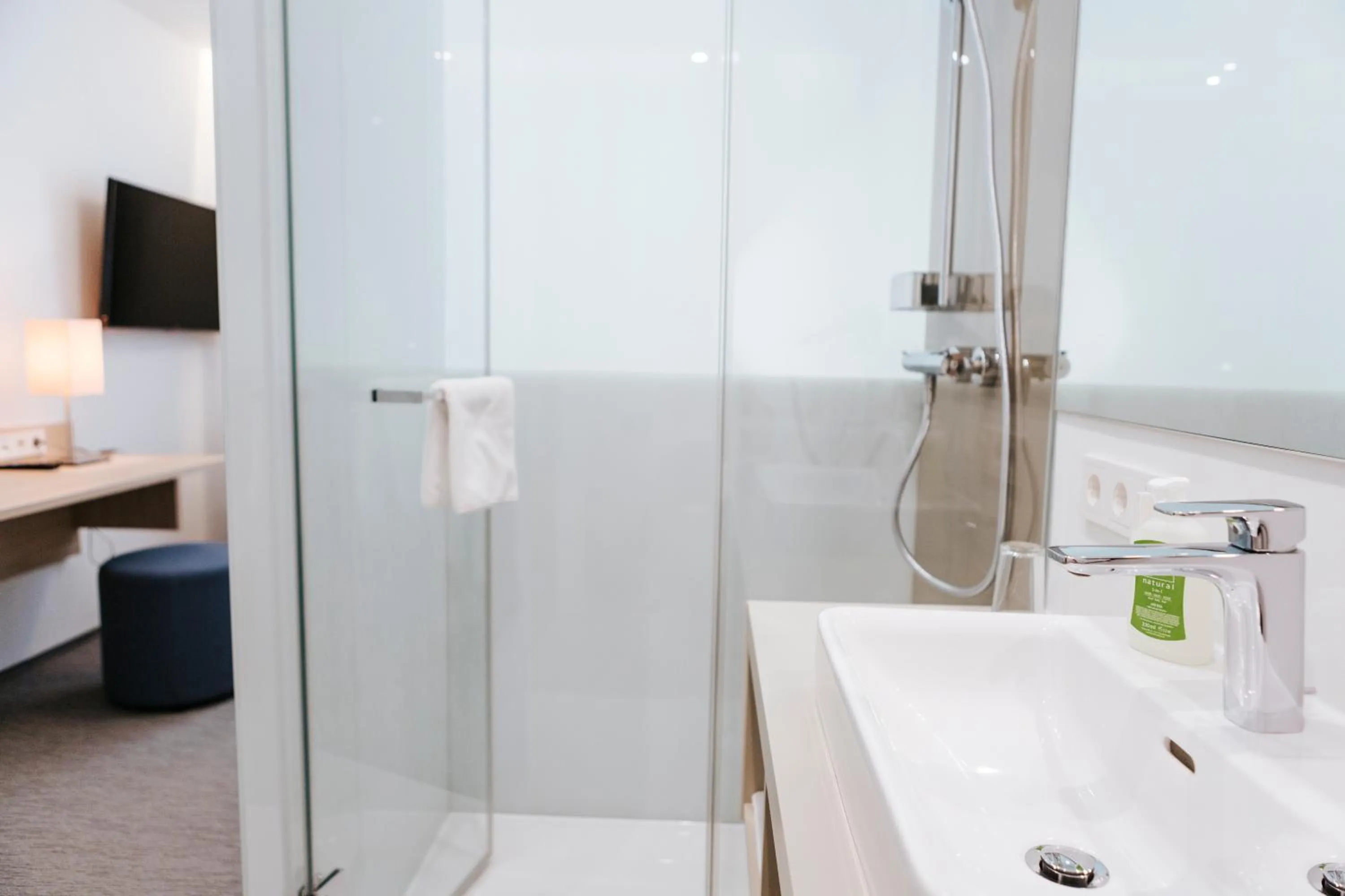 Shower, Bed in Sankt Magdalena