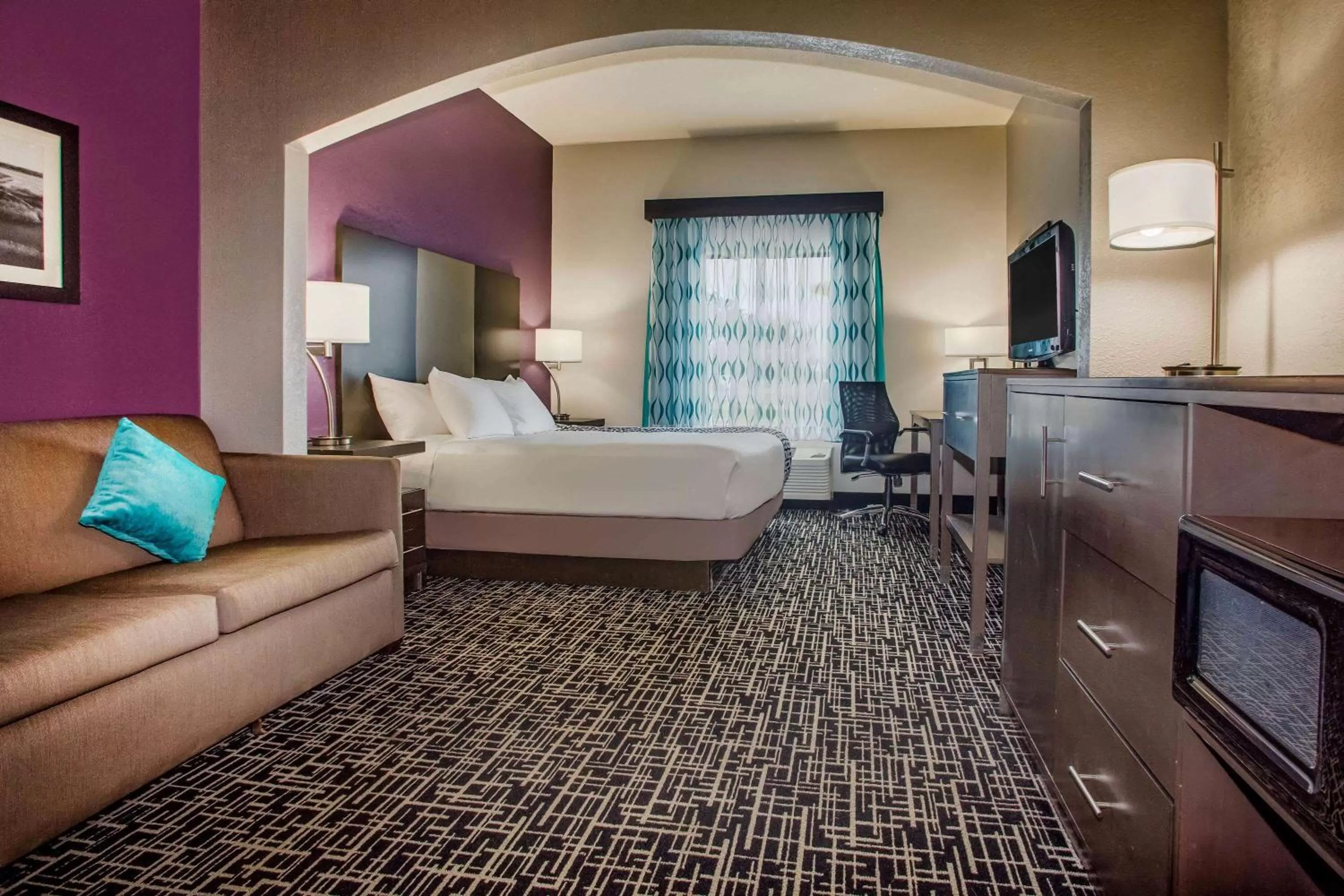 Photo of the whole room, Bed in La Quinta Inn & Suits by Wyndham Pontoon Beach IL