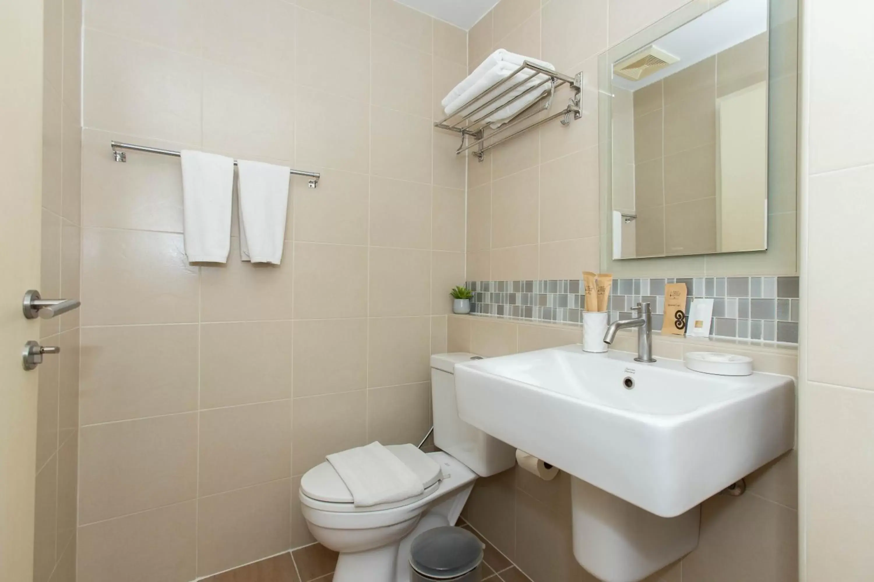 Shower, Bathroom in First Choice Suites SHA Plus Extra