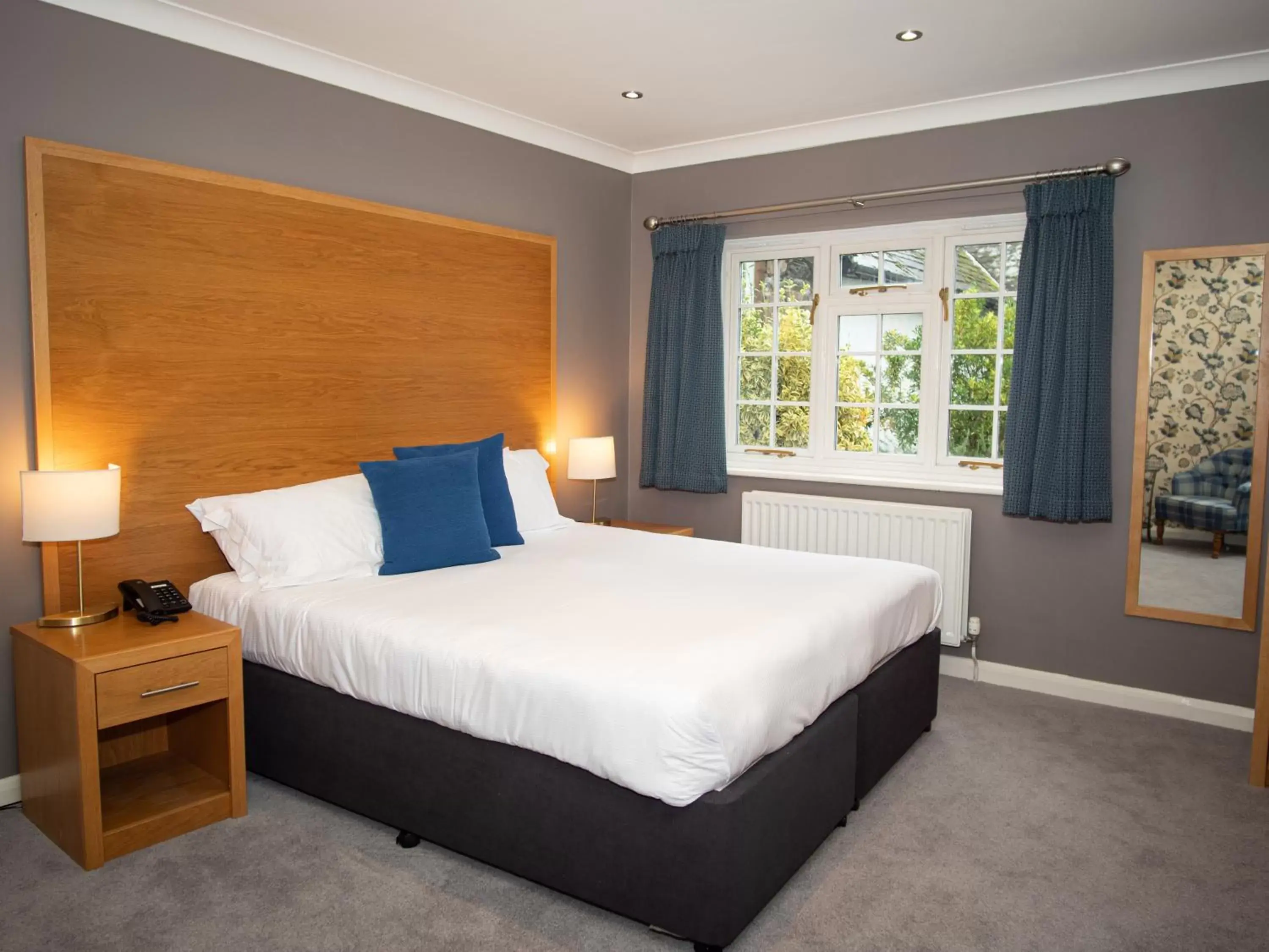 Property building, Bed in Lyzzick Hall Hotel