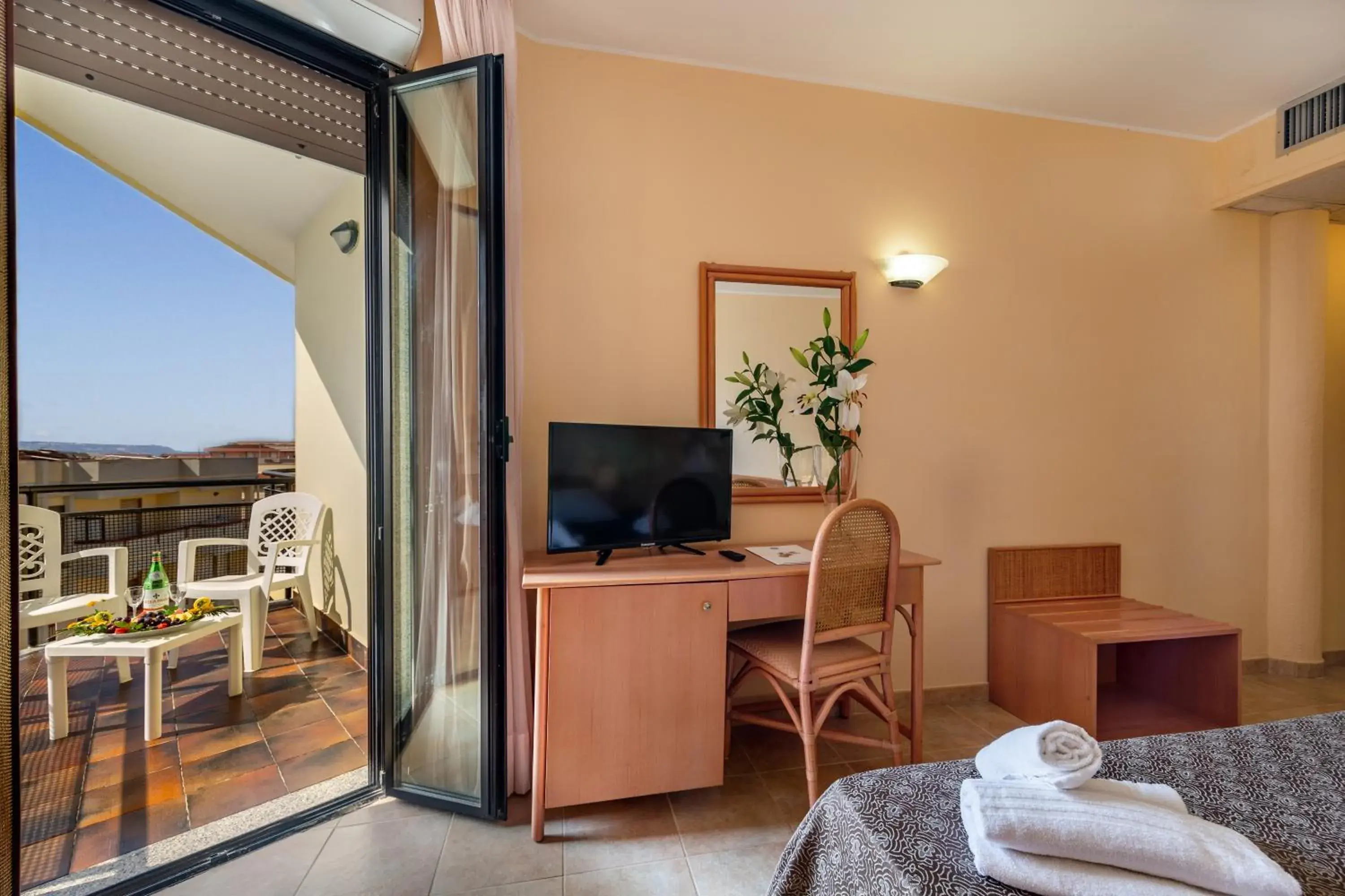 Balcony/Terrace, TV/Entertainment Center in Rina Hotel