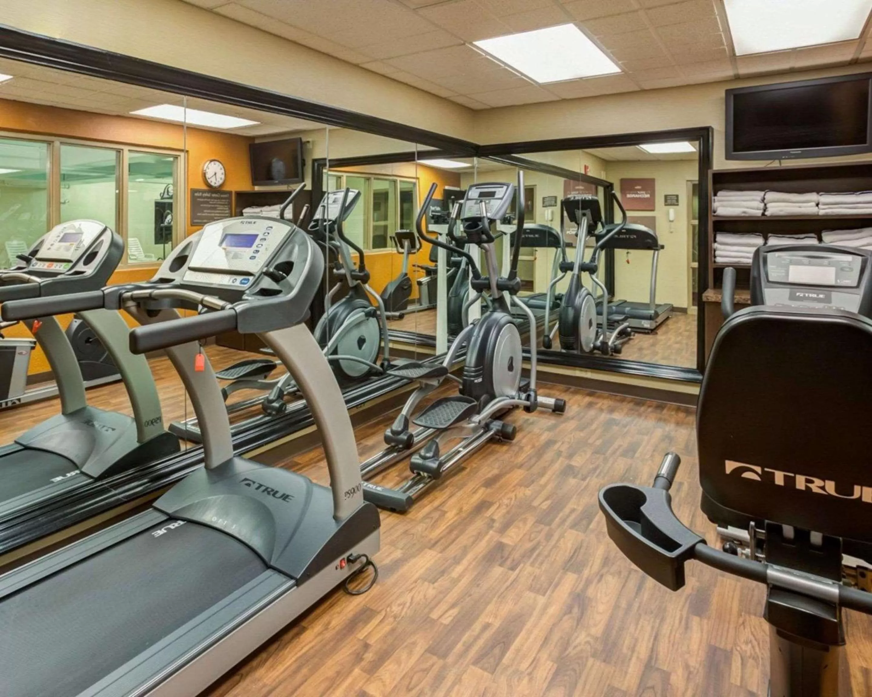 Fitness centre/facilities in Comfort Suites Airport
