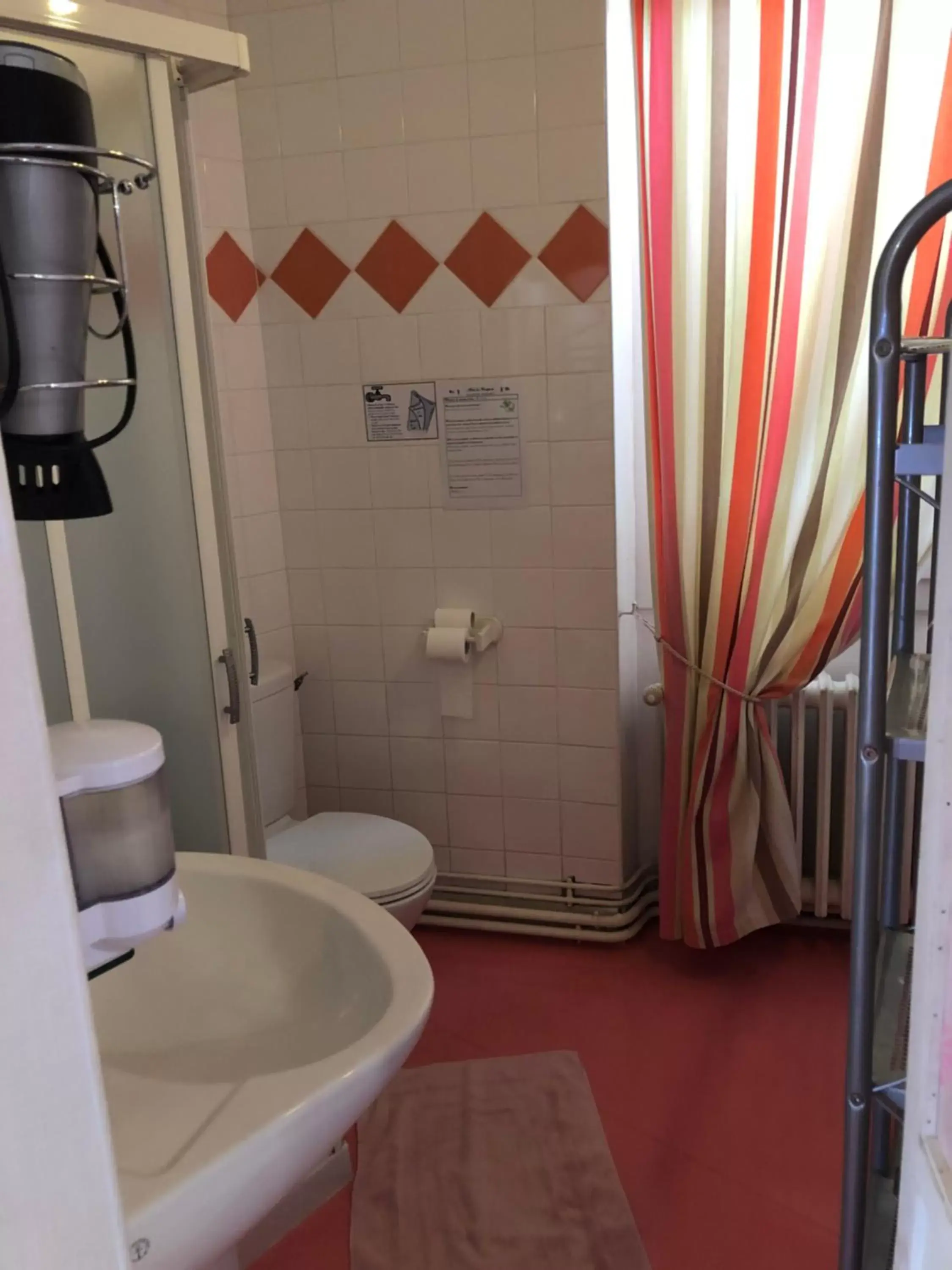 Shower, Bathroom in Hotel des Remparts