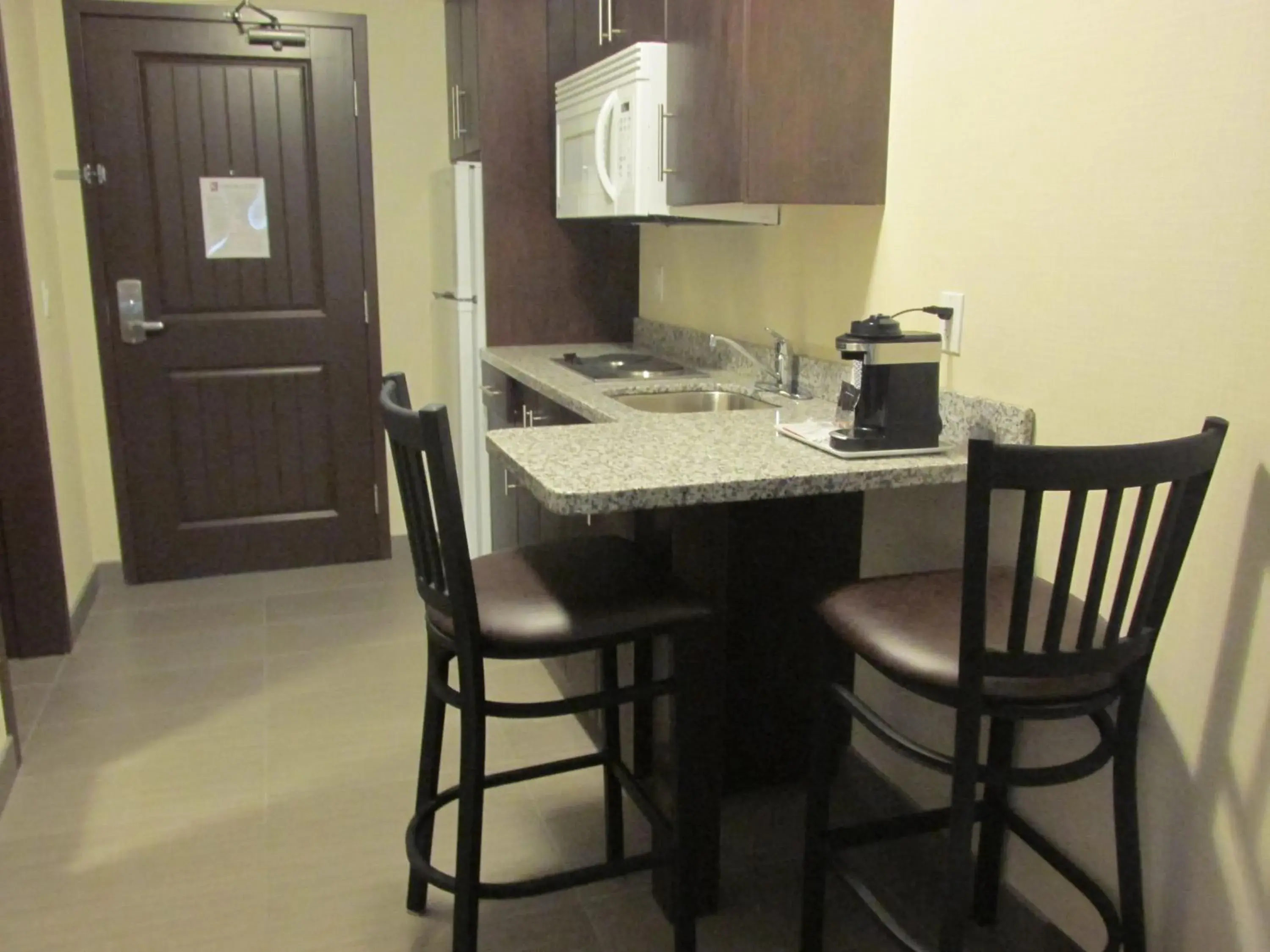 Kitchen or kitchenette, Dining Area in Sigma Inn & Suites