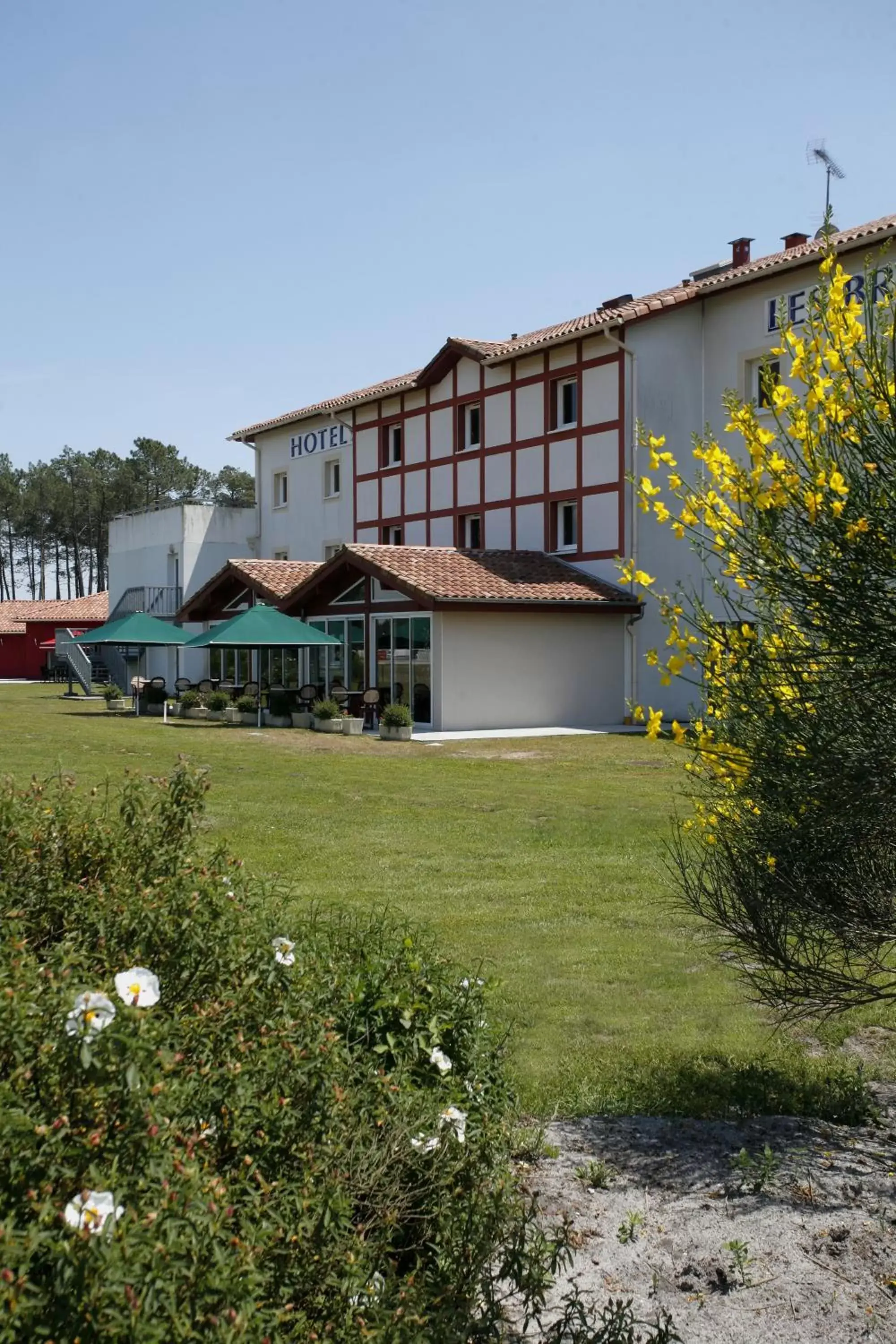 Facade/entrance, Property Building in The Originals City, Hôtel Les Bruyères, Dax Nord (Inter-Hotel)