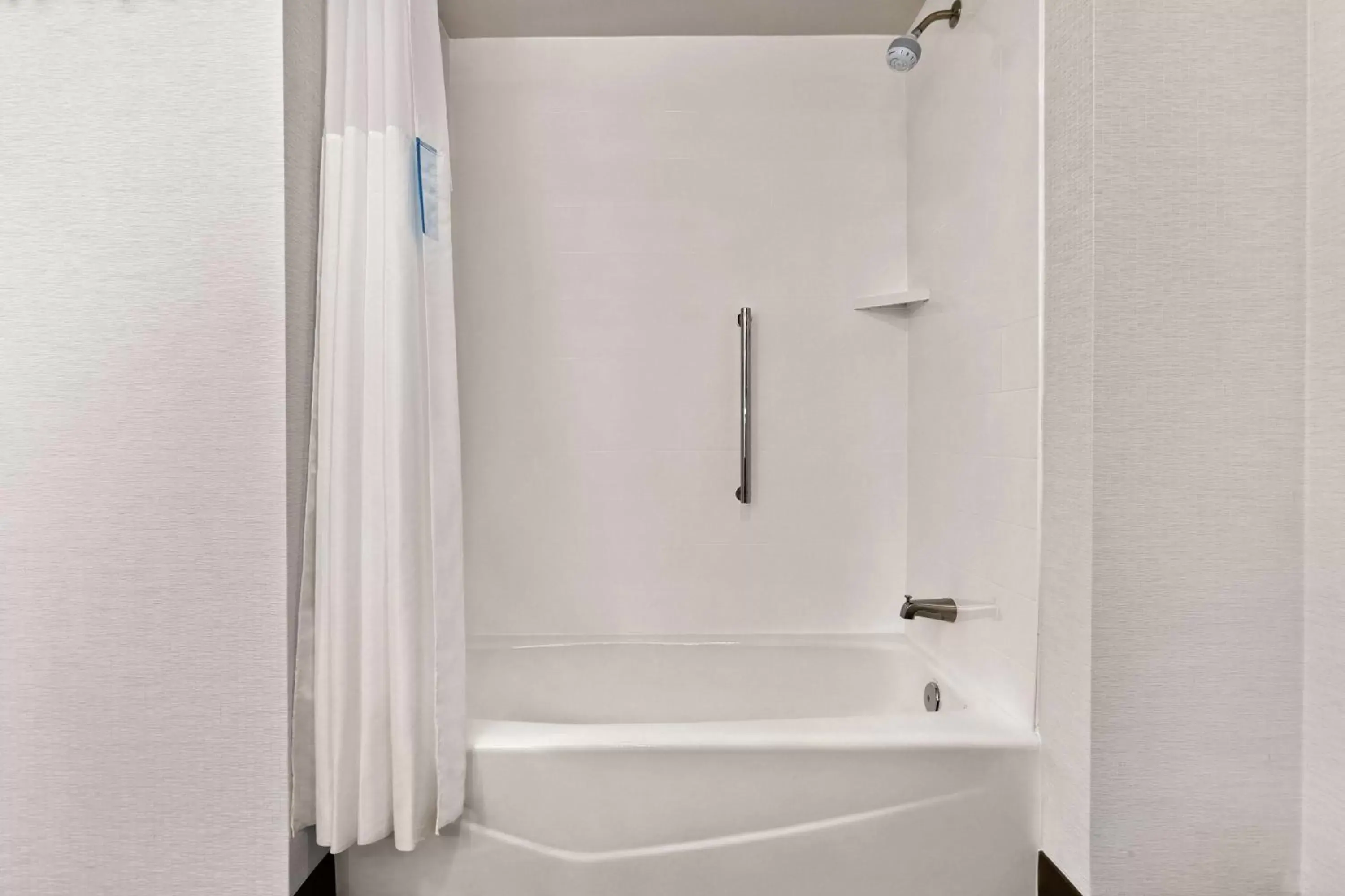 Bathroom in Hampton Inn Suites Kansas City Downtown Crossroads