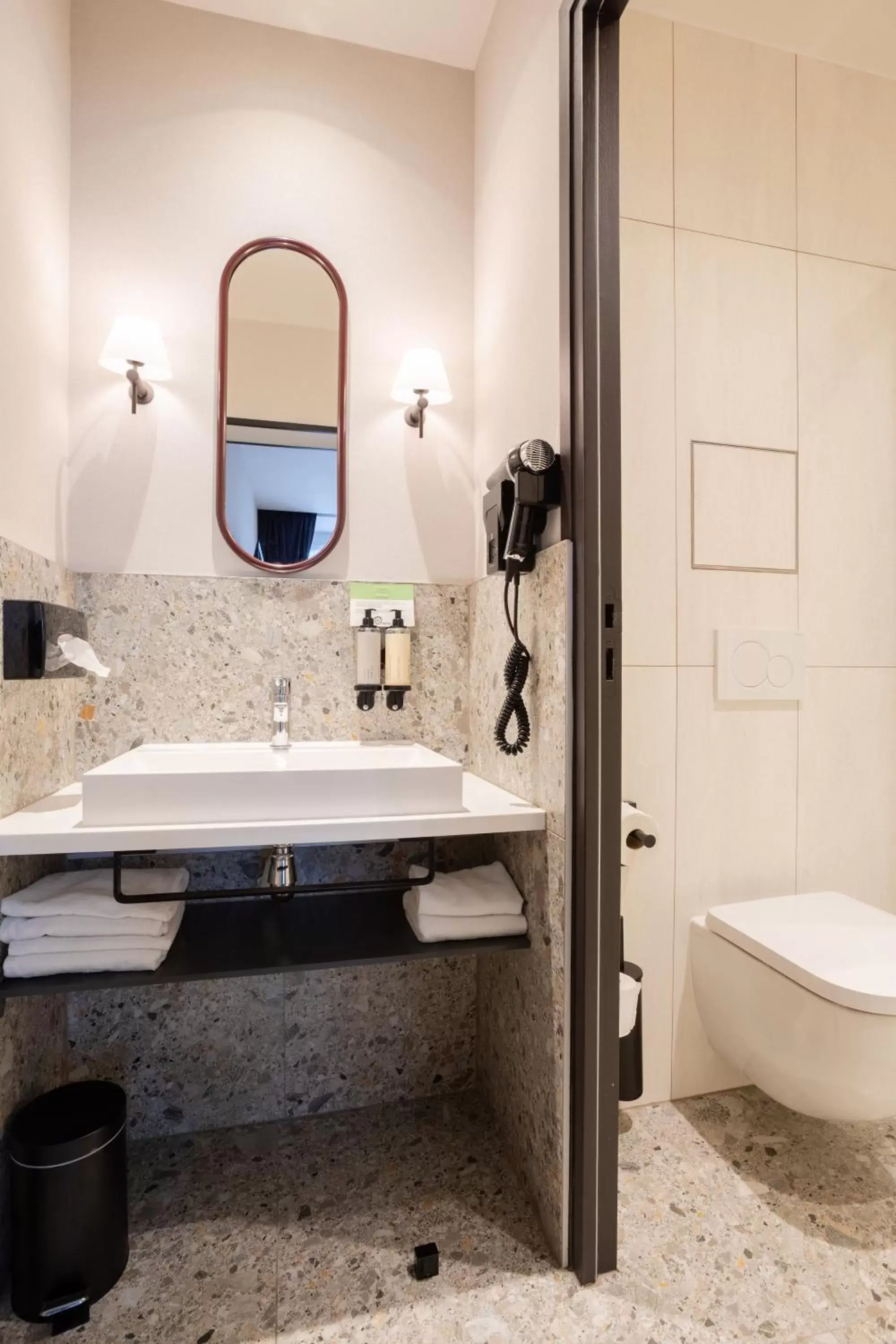 Toilet, Bathroom in Hôtel Prince Albert Concordia