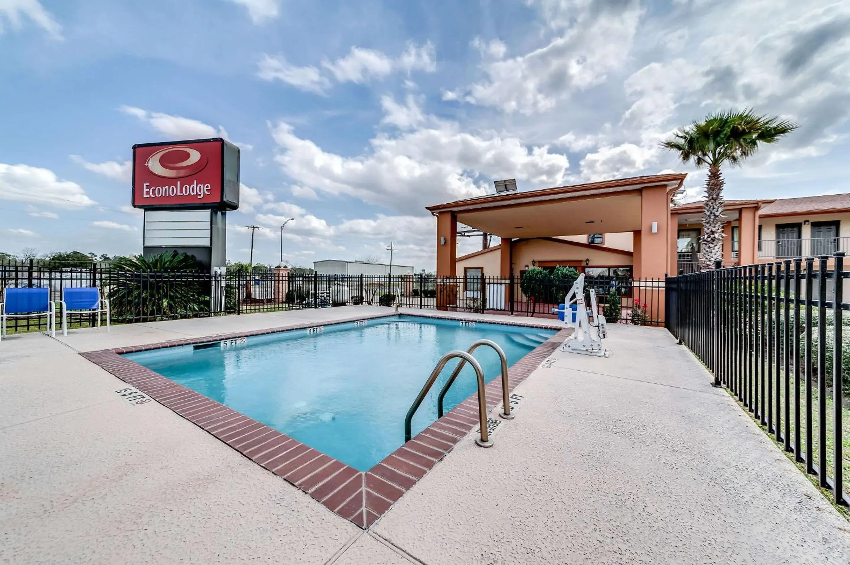 Swimming Pool in Econo Lodge Lake Charles University Area