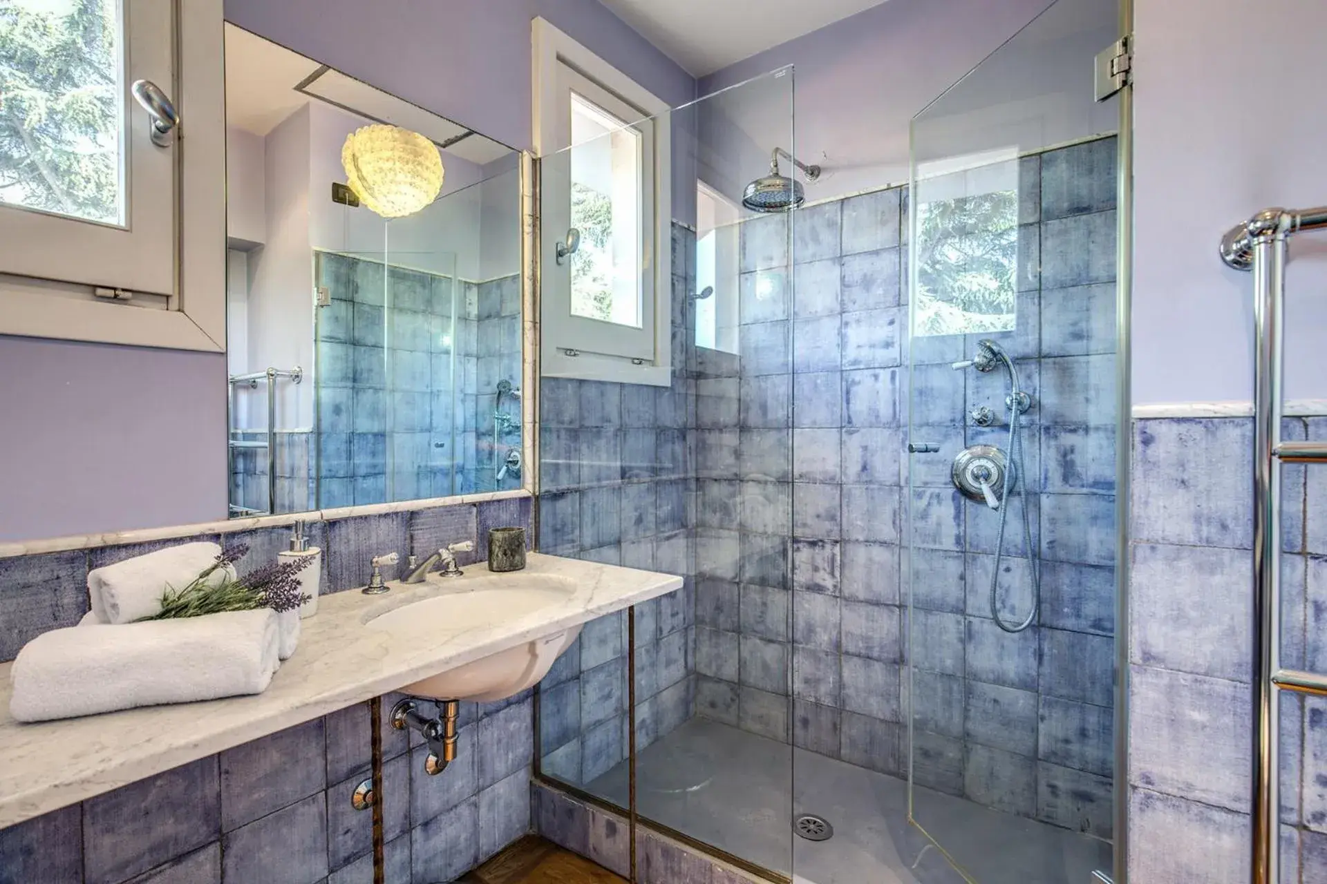 Shower, Bathroom in Hotel Villa Linneo