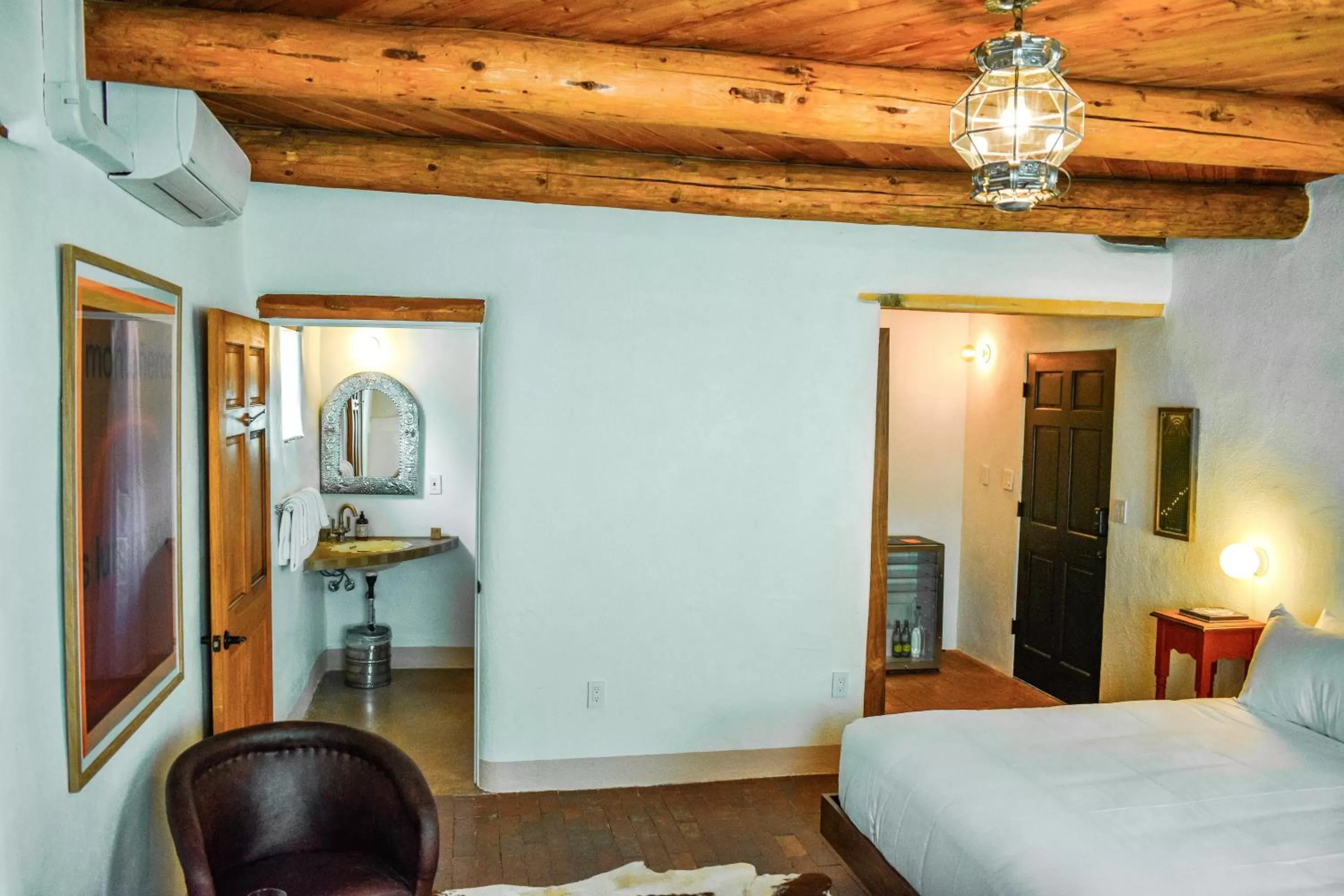 Photo of the whole room, Bed in The Parador