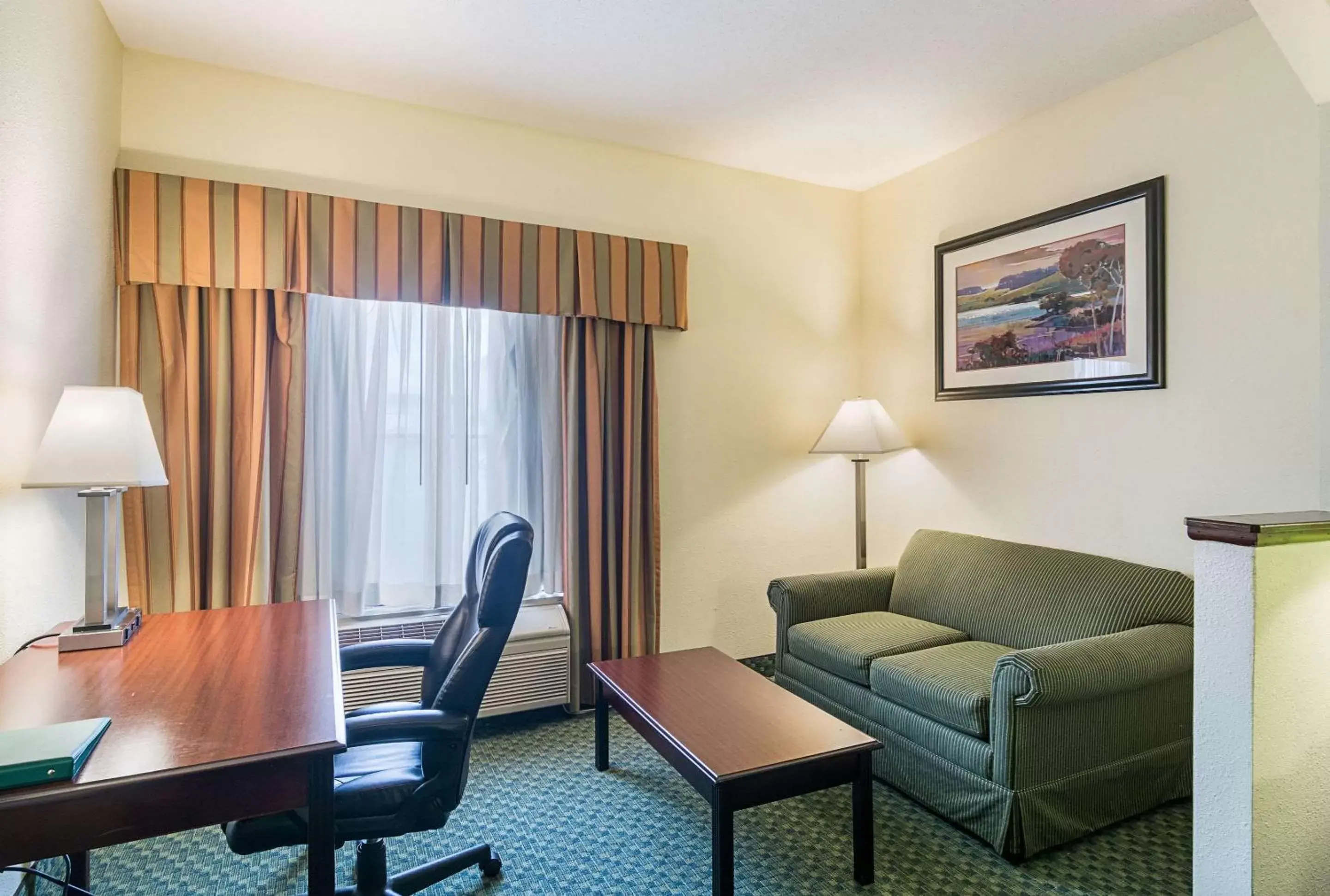 Photo of the whole room, Seating Area in Quality Inn and Suites Harvey