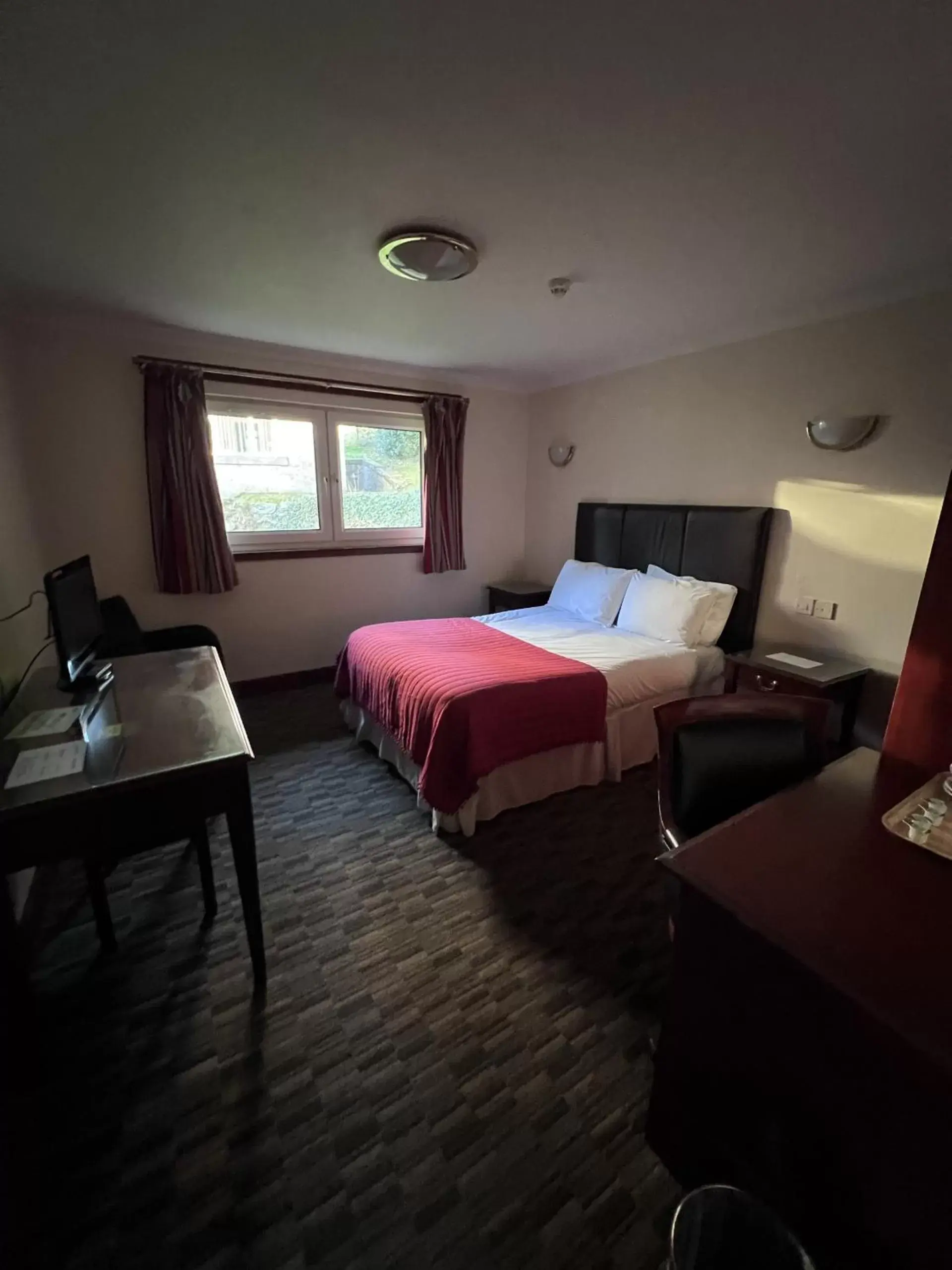 Bedroom, Bed in Lochway Hotel