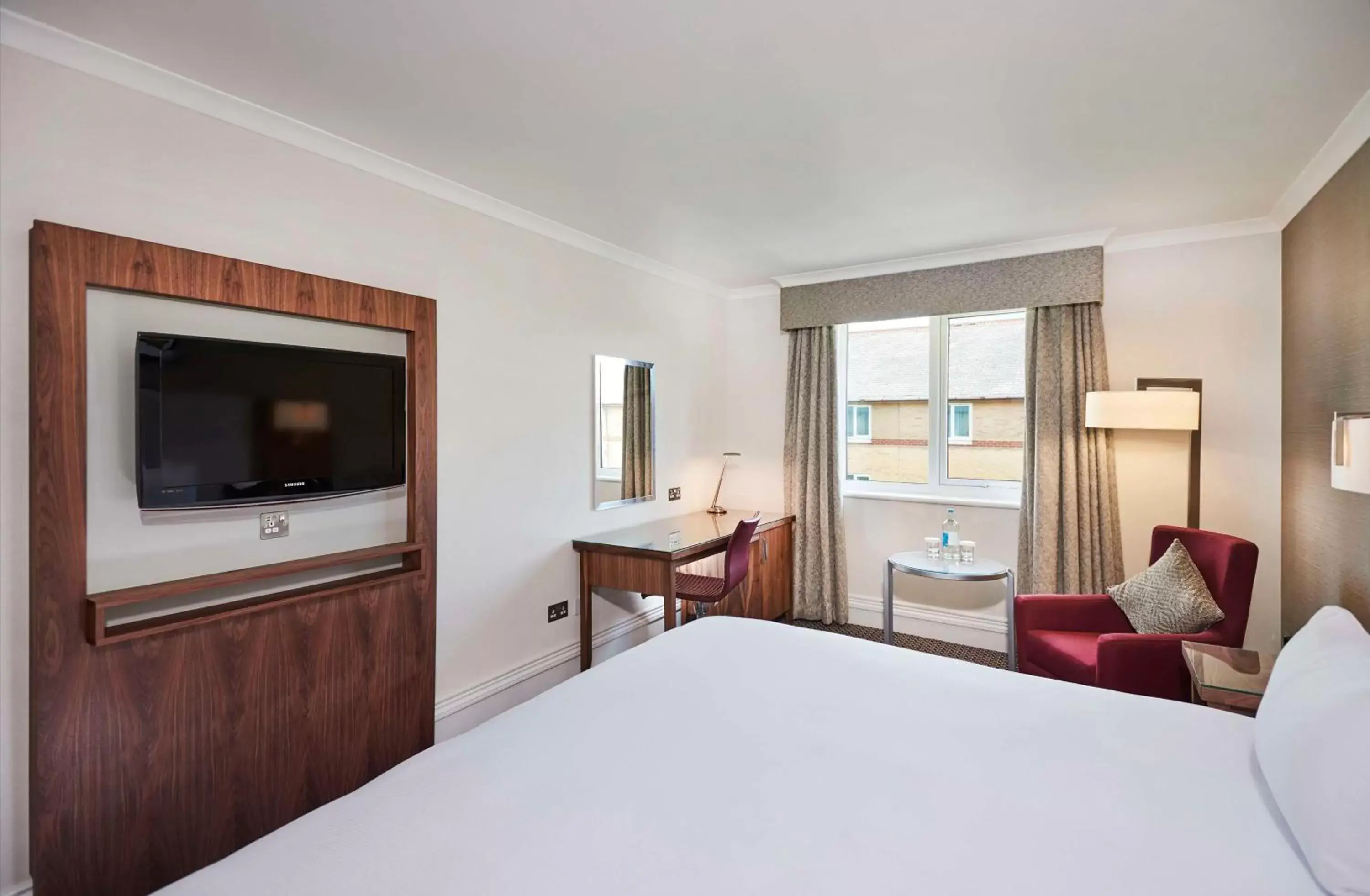 Bedroom, TV/Entertainment Center in DoubleTree by Hilton Bristol North