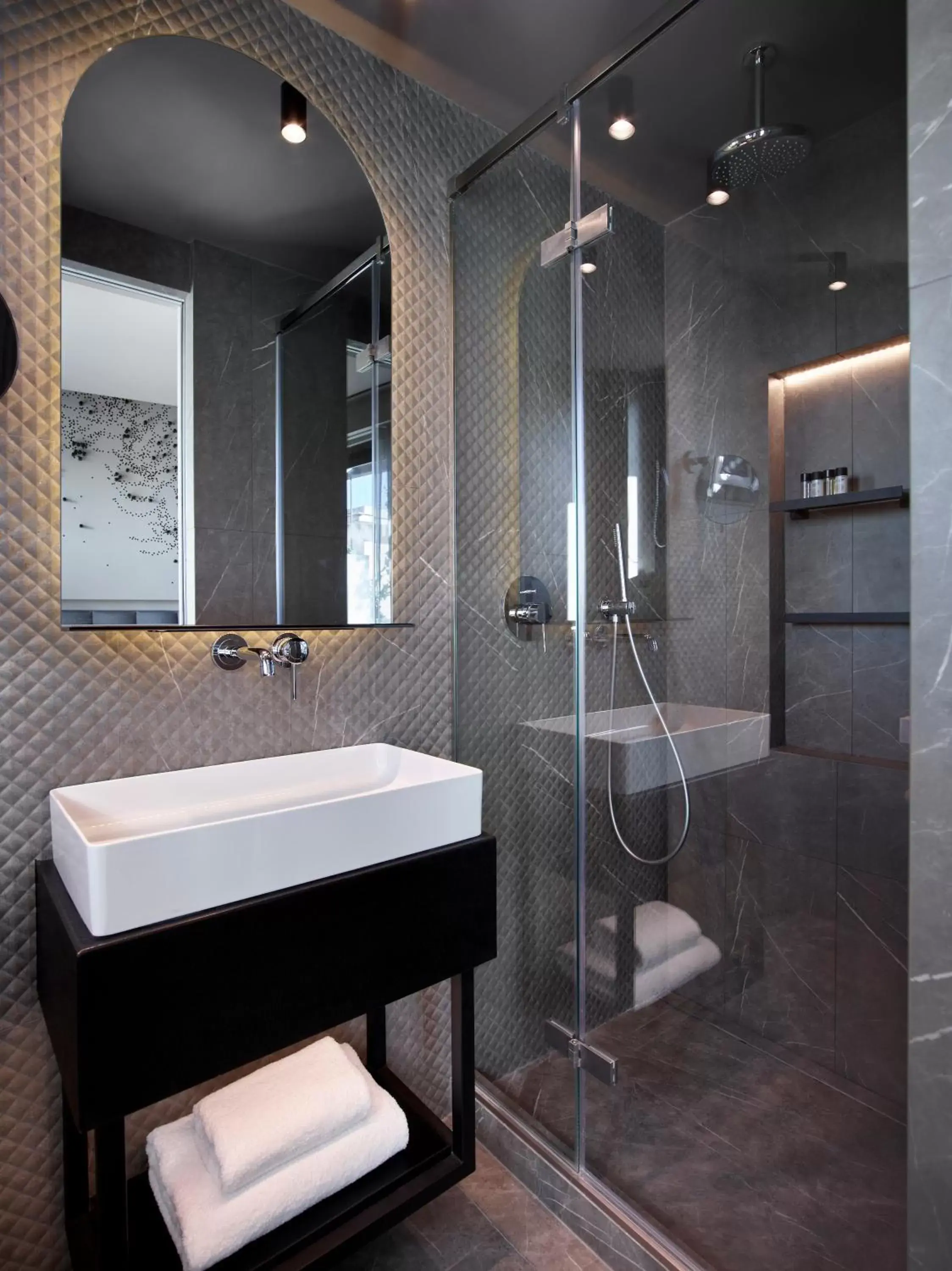 Shower, Bathroom in Heritage Hill Hotel