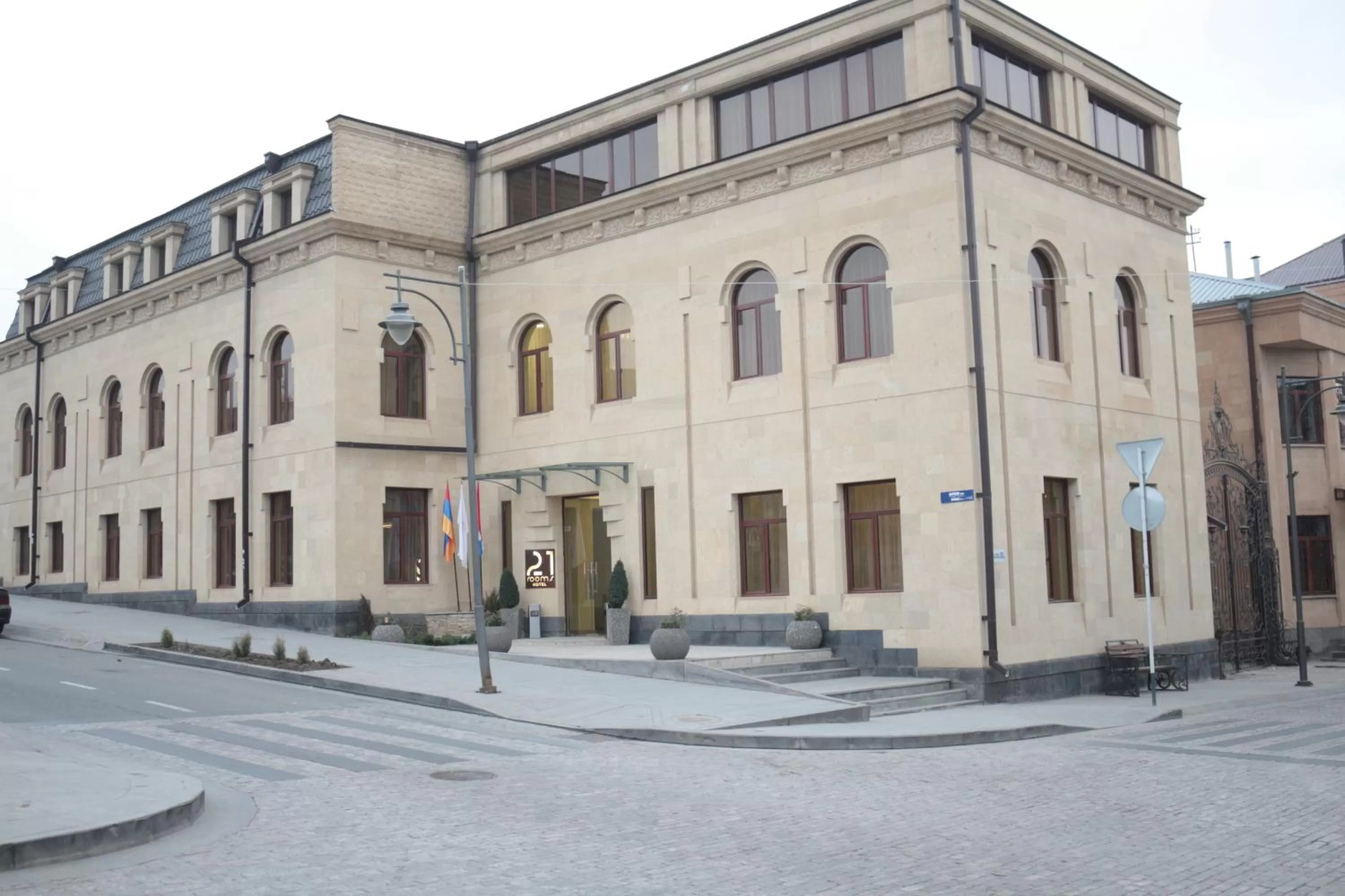 Property building in 21 Rooms Hotel