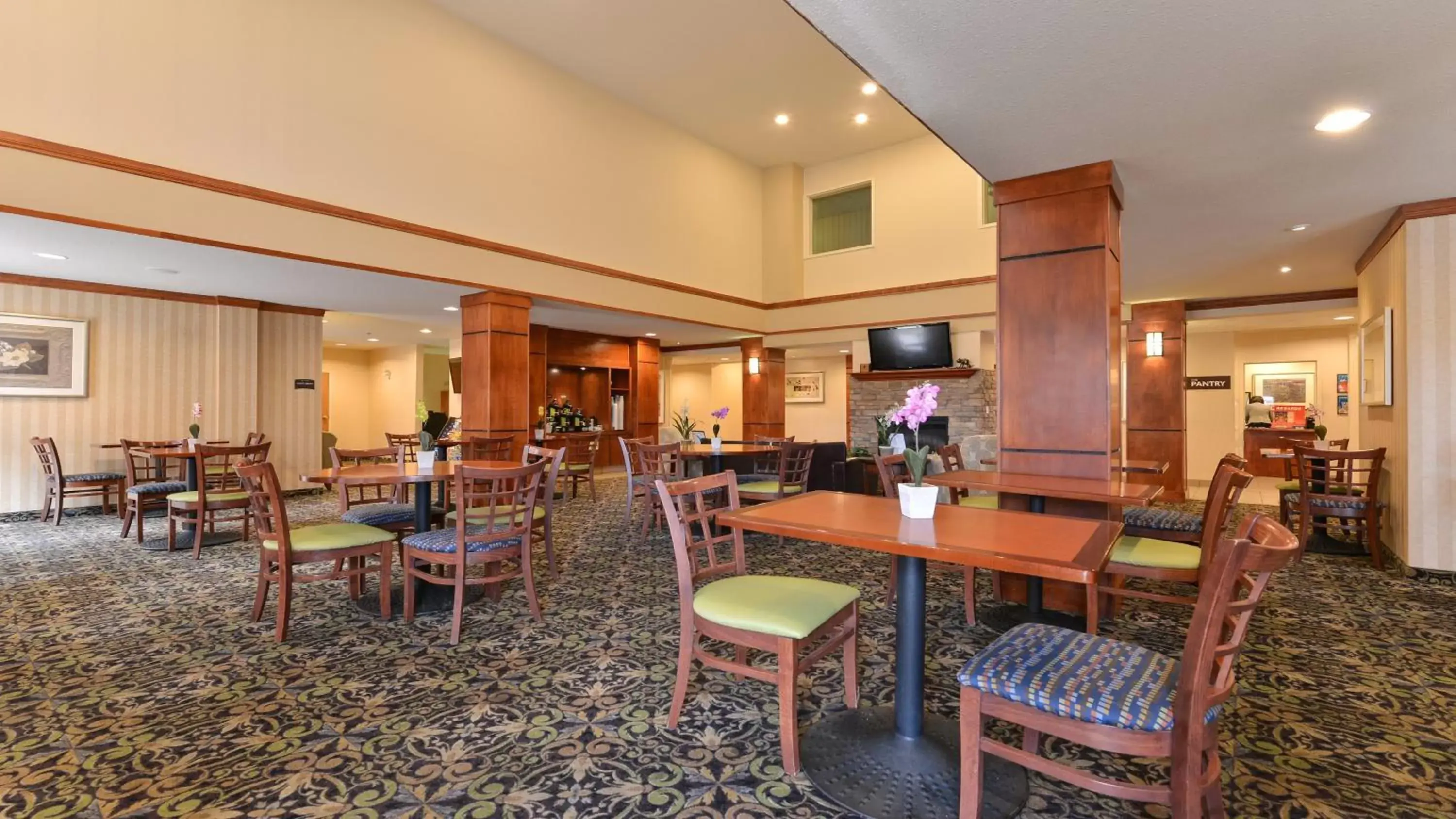Breakfast, Restaurant/Places to Eat in Staybridge Suites - Calgary Airport, an IHG Hotel