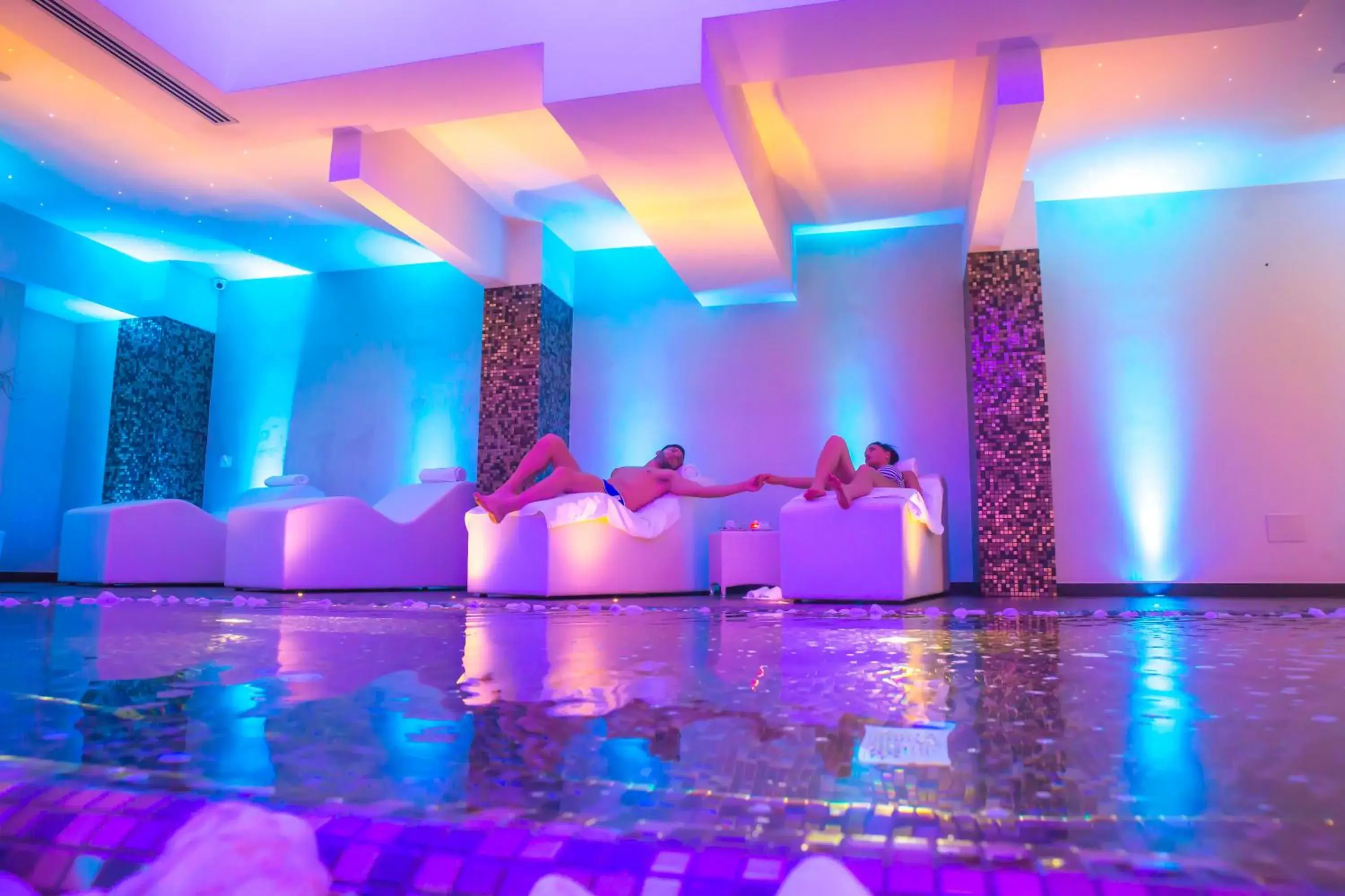 Hot Tub, Swimming Pool in Hotel Degli Ulivi