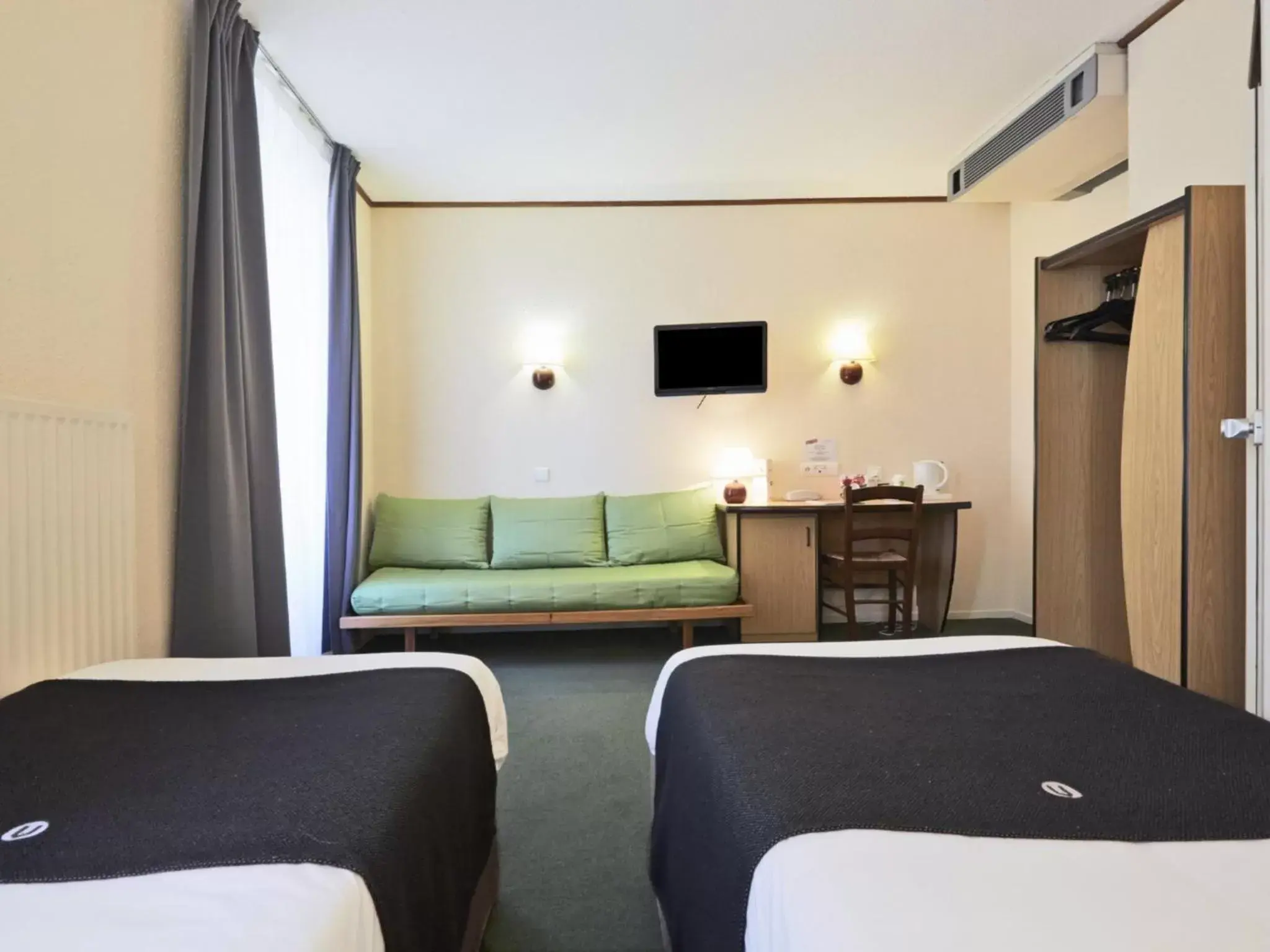 TV and multimedia, Seating Area in Campanile Dijon Centre - Gare