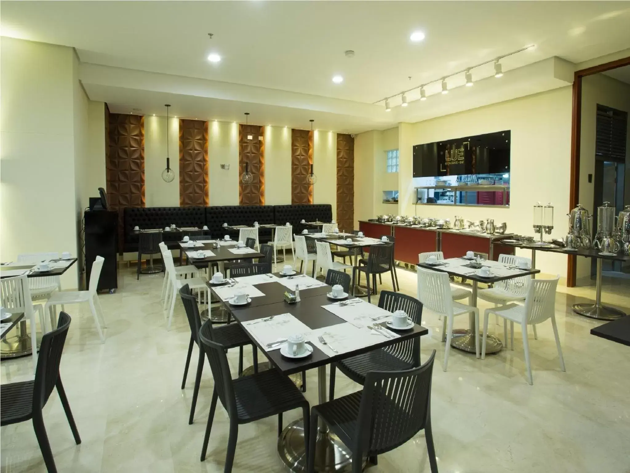 Restaurant/Places to Eat in Hotel Dorado La 70