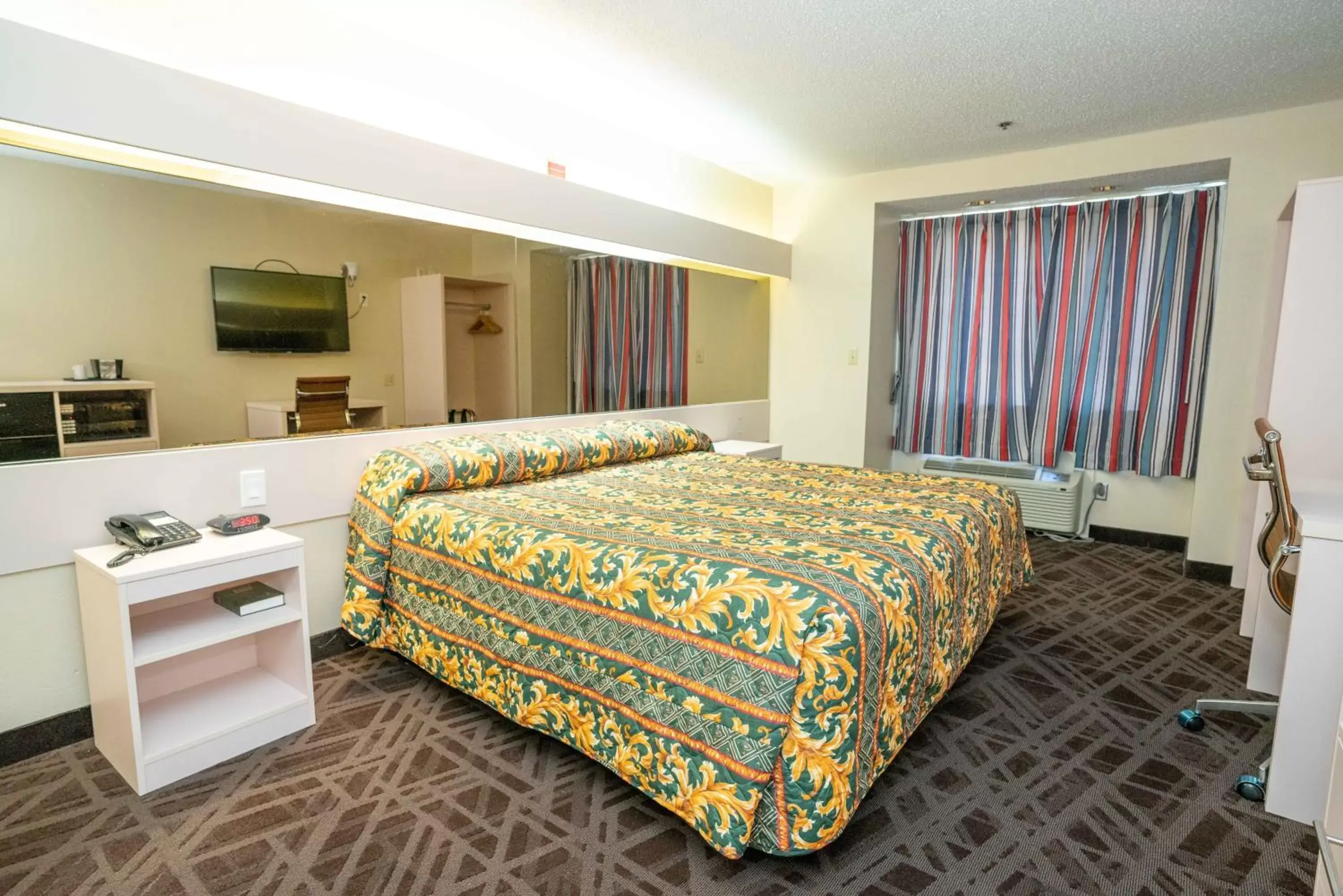 Bedroom, Bed in Regency Inn & Suites DFW