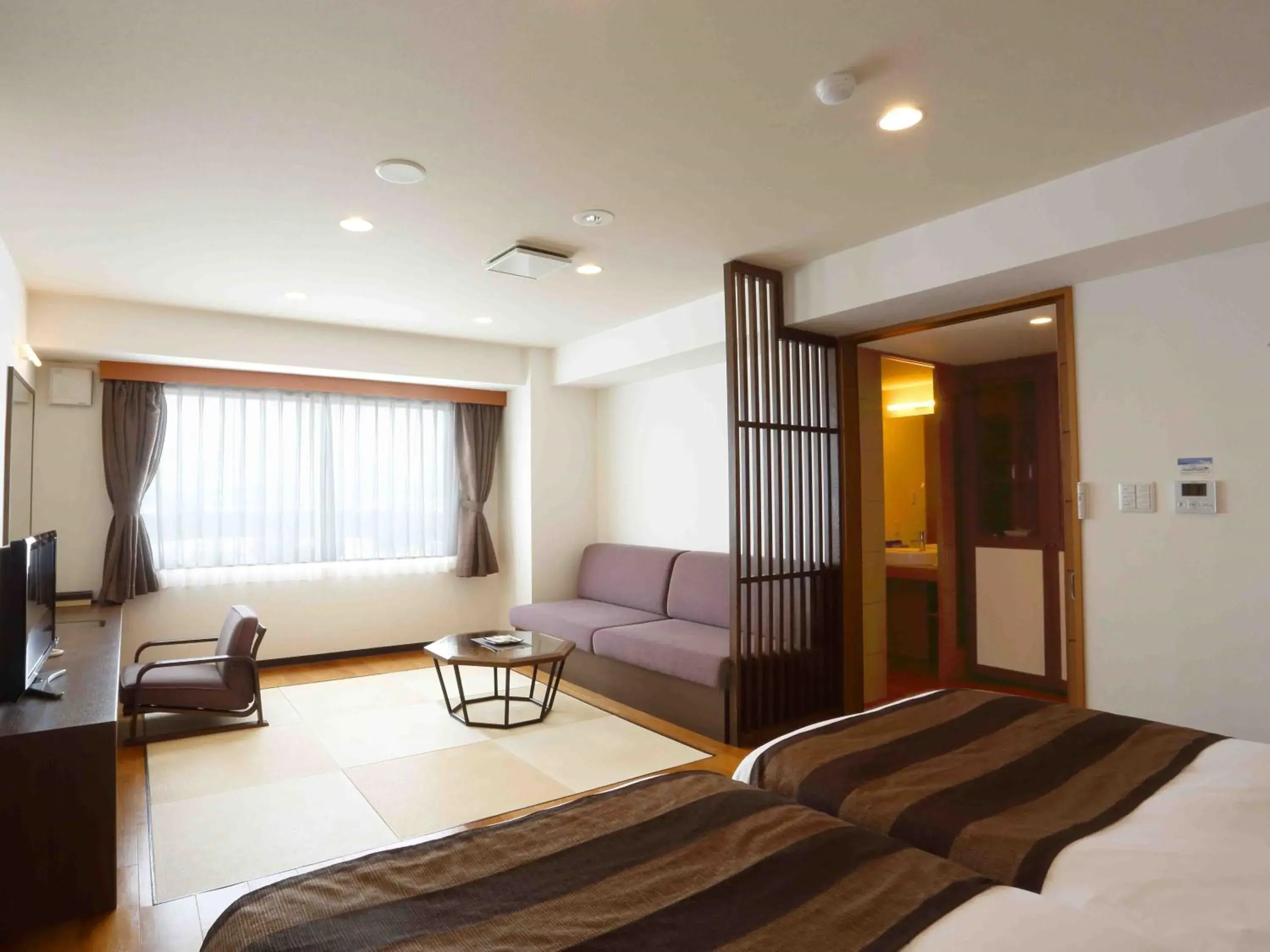 Photo of the whole room, Seating Area in HOKUTEN NO OKA Lake Abashiri Tsuruga Resort