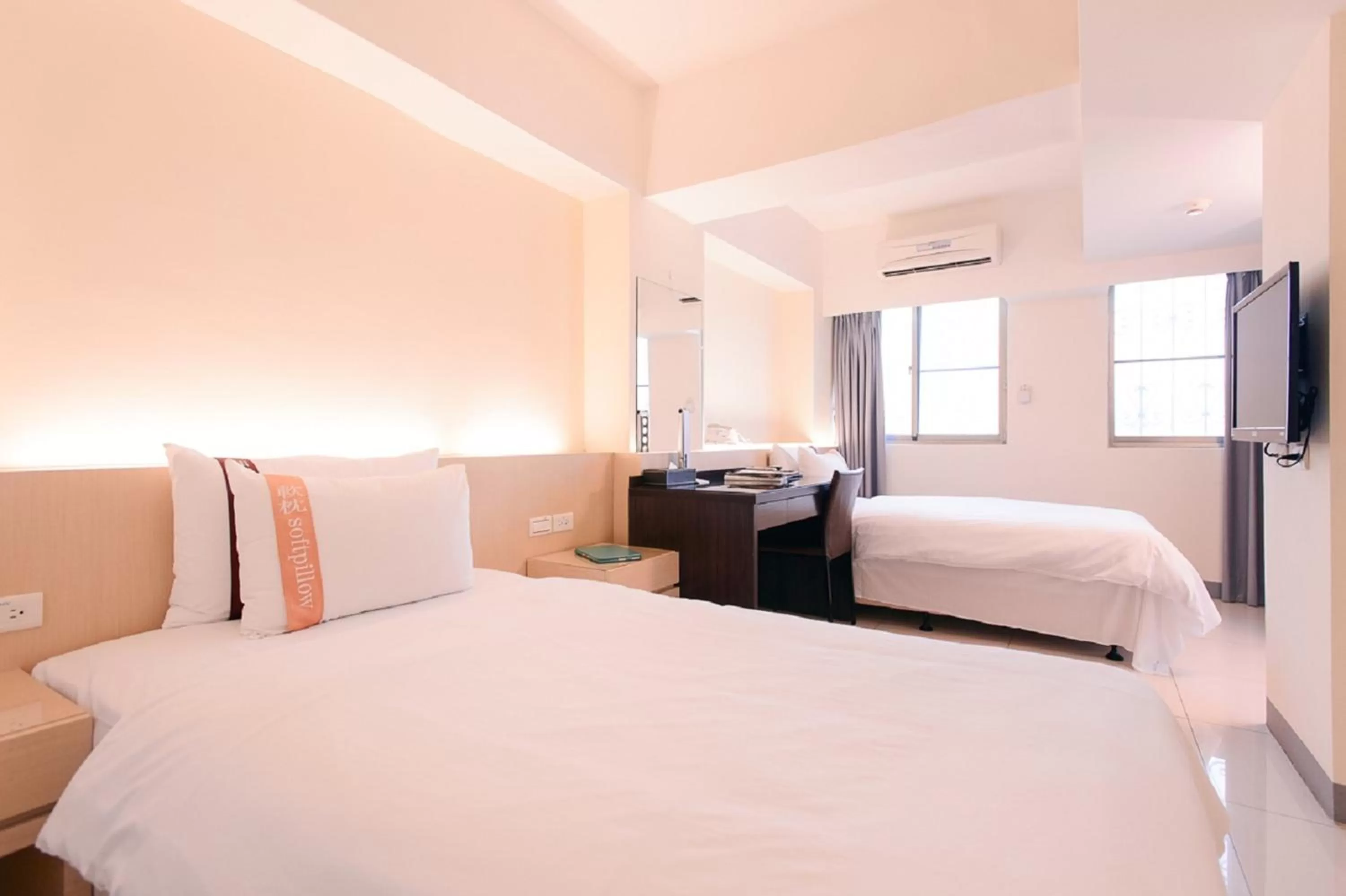 Photo of the whole room, Bed in Kiwi Express Hotel - Kaohsiung Station