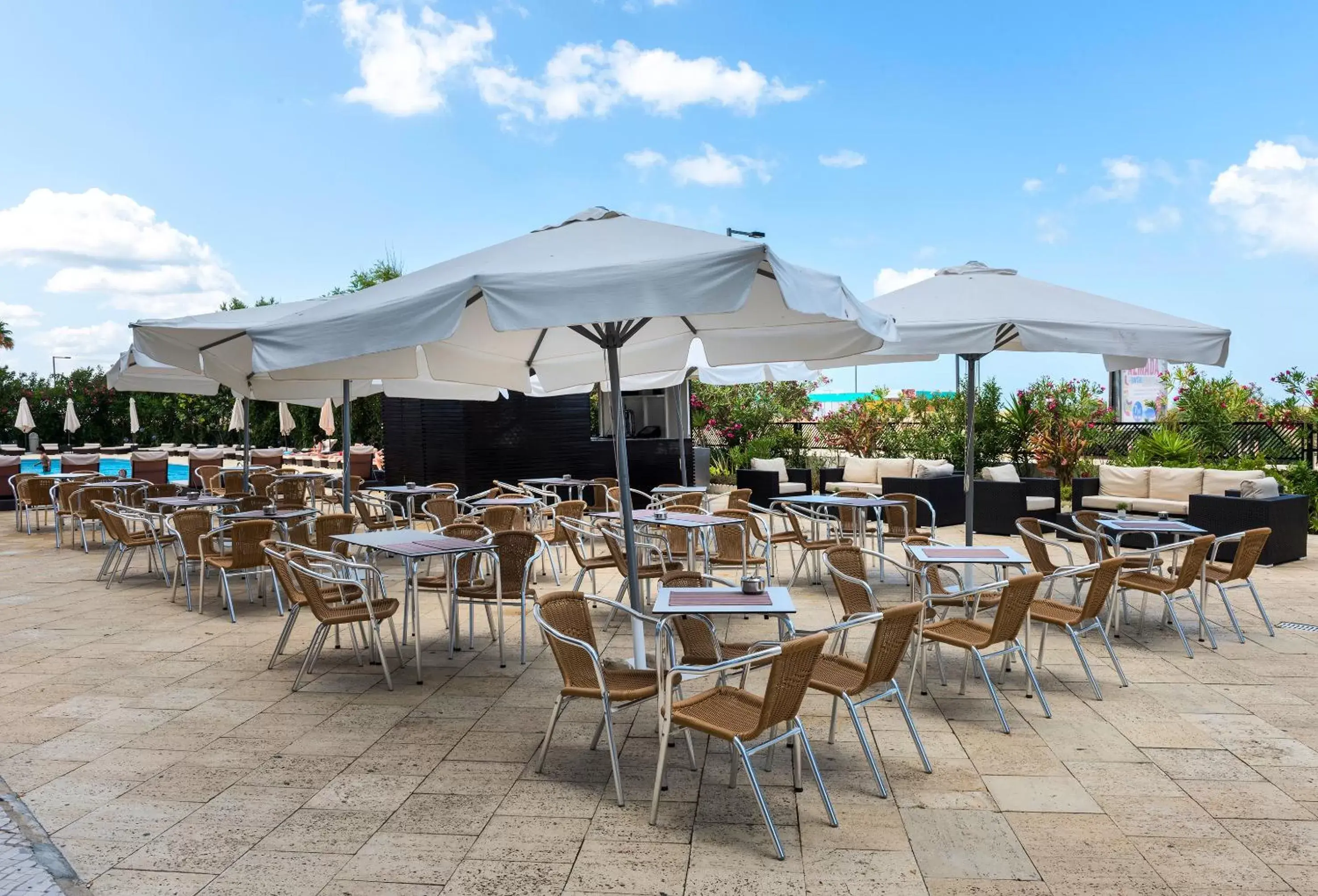 Restaurant/Places to Eat in TRYP by Wyndham Lisboa Caparica Mar