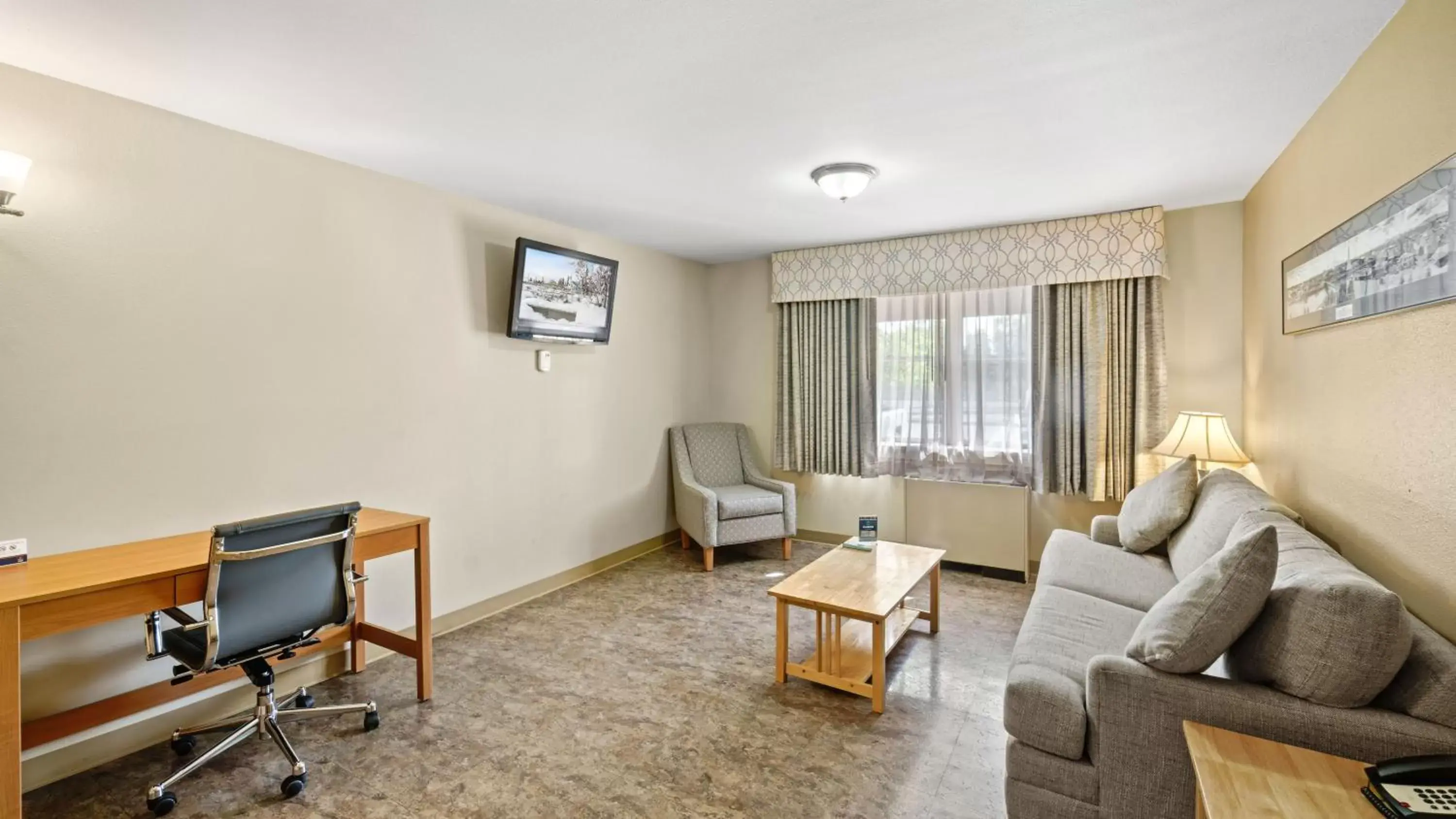 Living room, Seating Area in Clarion Hotel & Suites Fairbanks near Ft. Wainwright