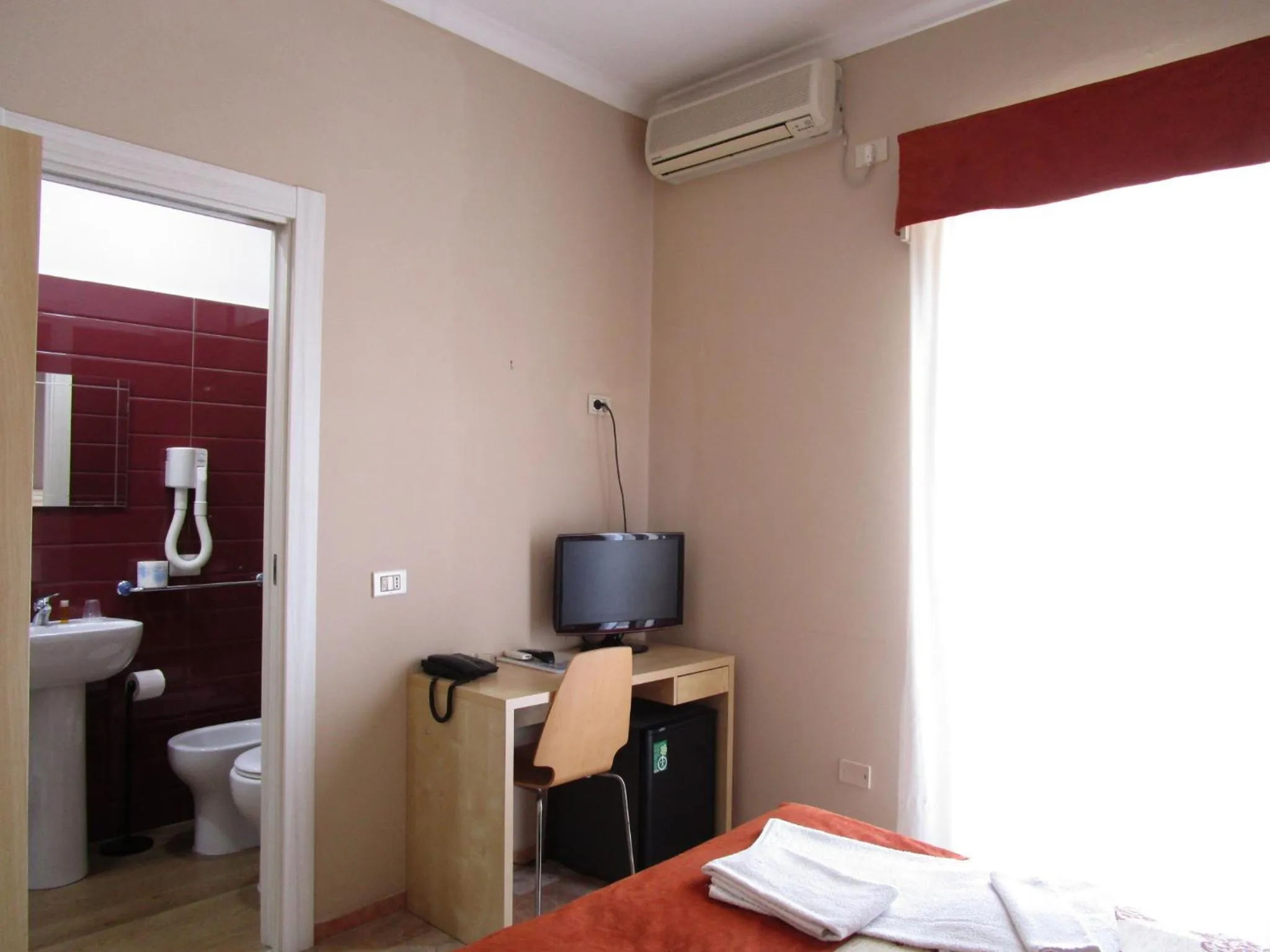 Toilet, Bed in Hotel Nelton