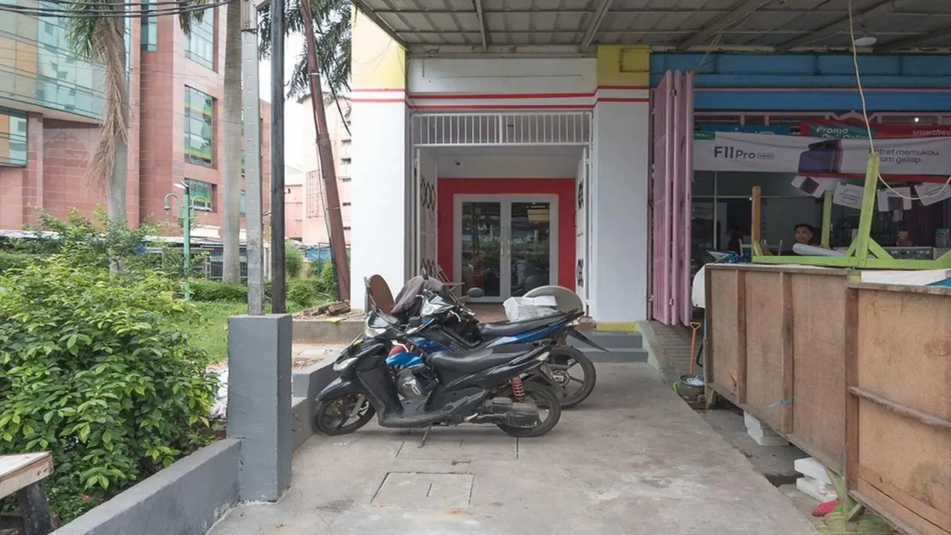 Property building in RedDoorz near ITC Mangga Dua