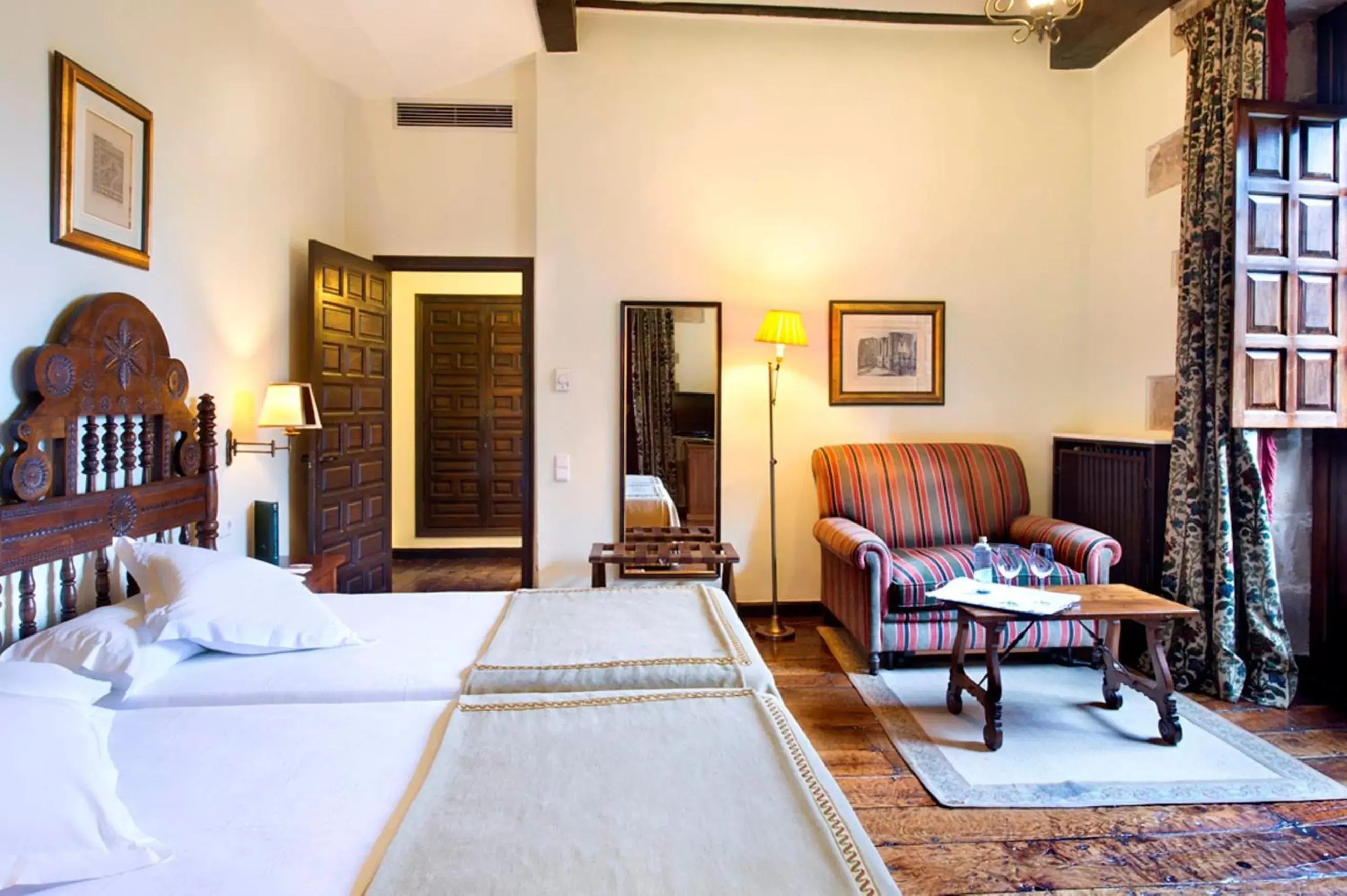 Bedroom, Seating Area in Parador de Santillana Gil Blas