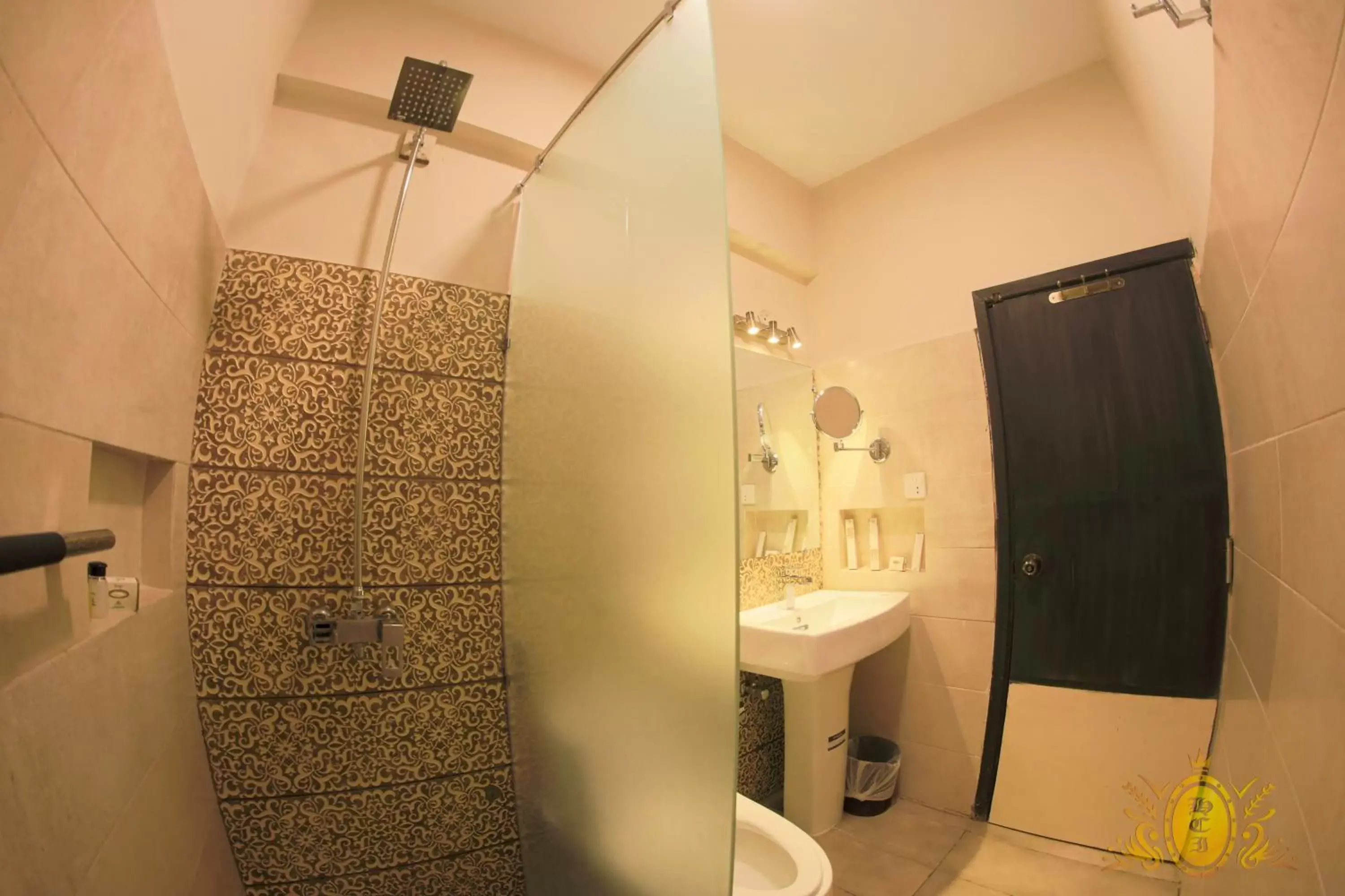Shower, Bathroom in Hotel Crown Inn