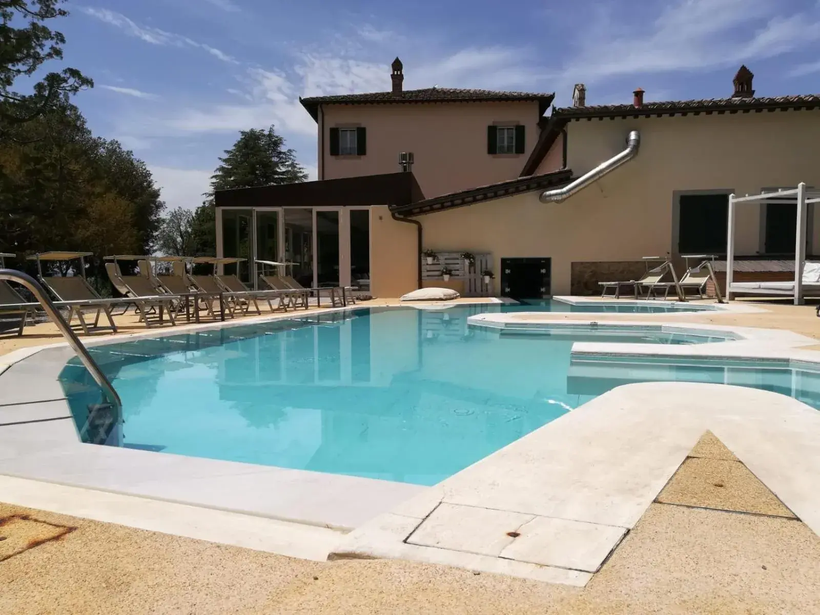 Property building, Swimming Pool in Cortona Resort & Spa - Villa Aurea