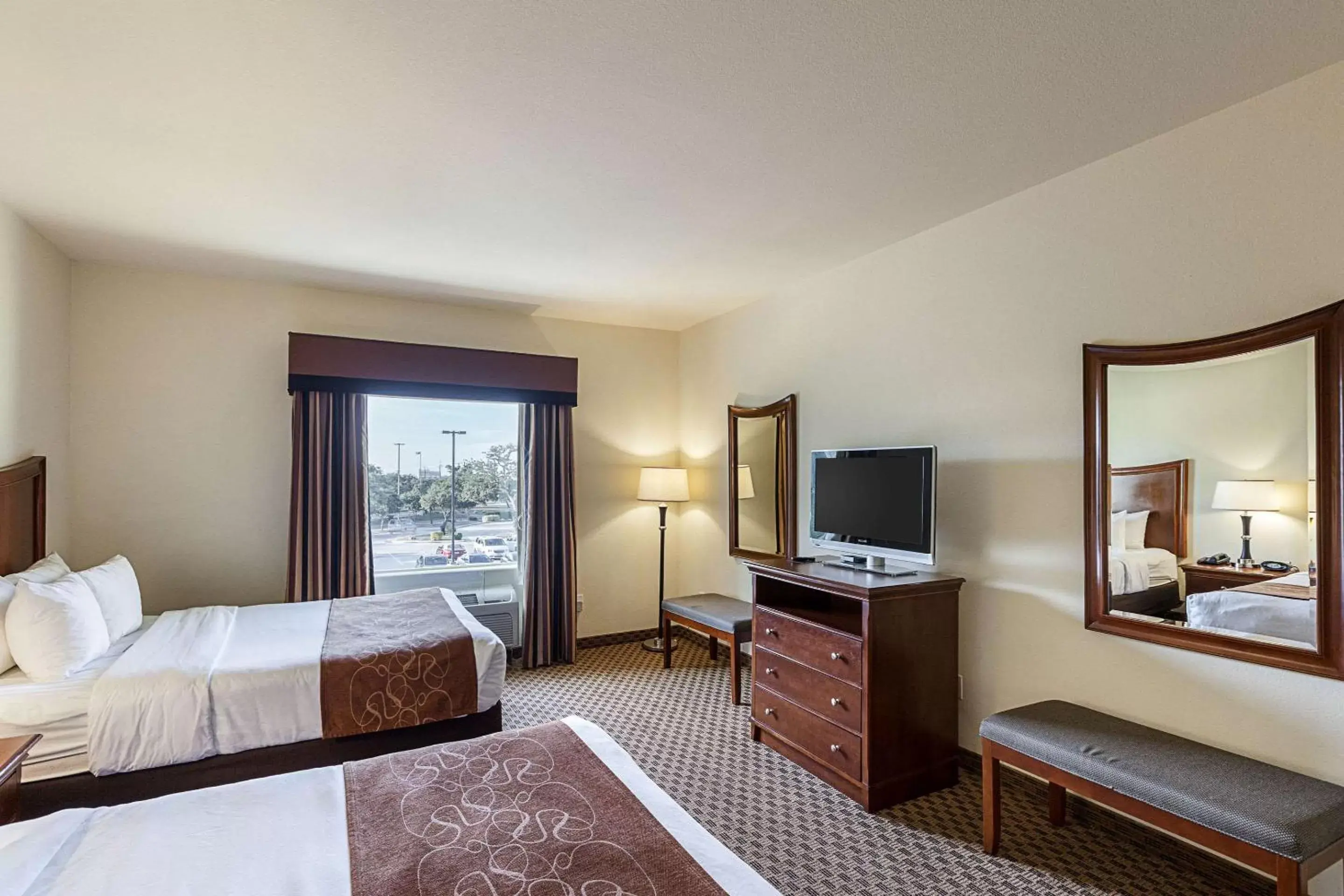 Photo of the whole room, TV/Entertainment Center in Comfort Suites San Antonio North - Stone Oak