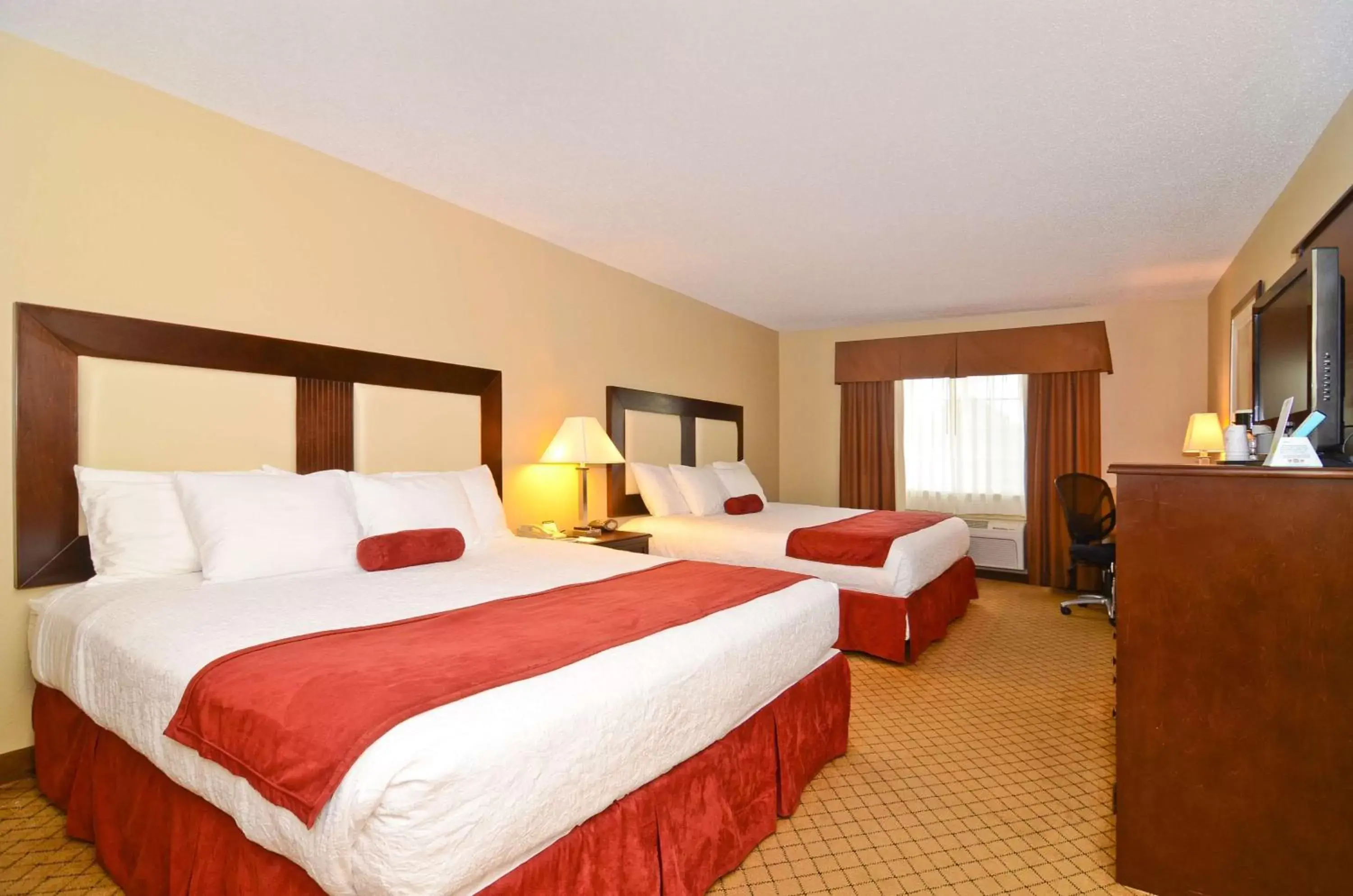 Photo of the whole room, Bed in Best Western Macomb Inn