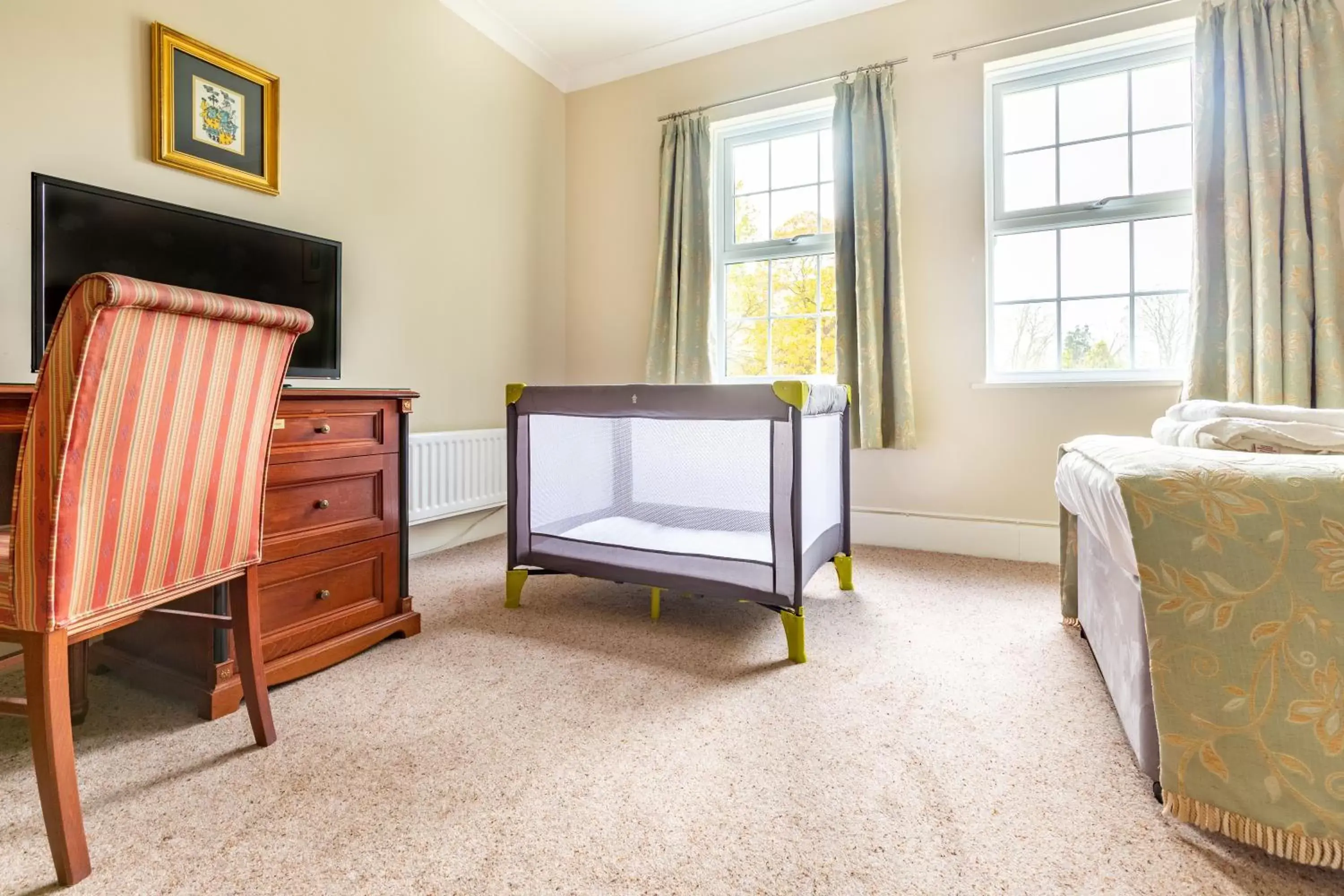 Bedroom, Seating Area in Woodland Manor Hotel