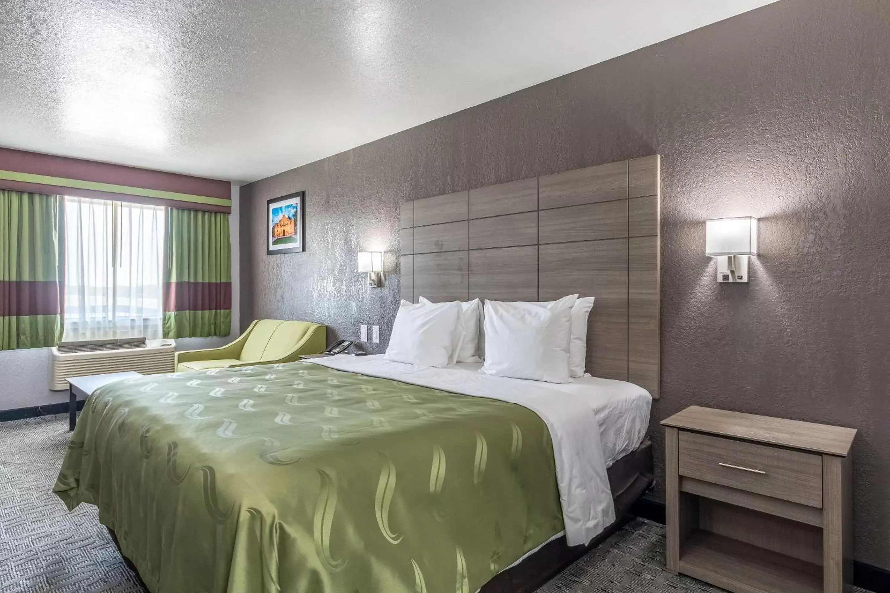 Photo of the whole room, Bed in Quality Inn I-10 East near AT&T Center