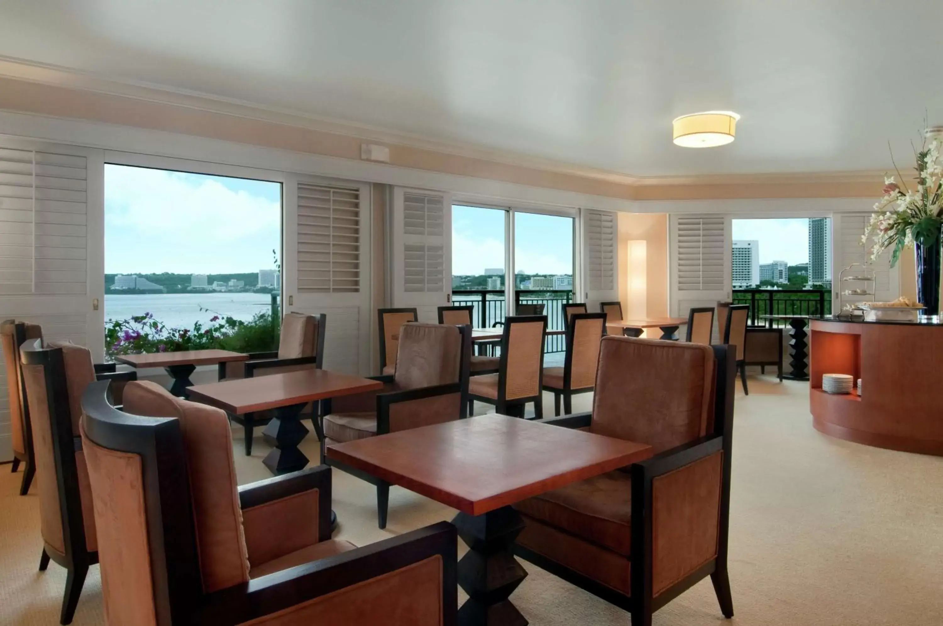 Lounge or bar, Restaurant/Places to Eat in Hilton Guam Resort & Spa