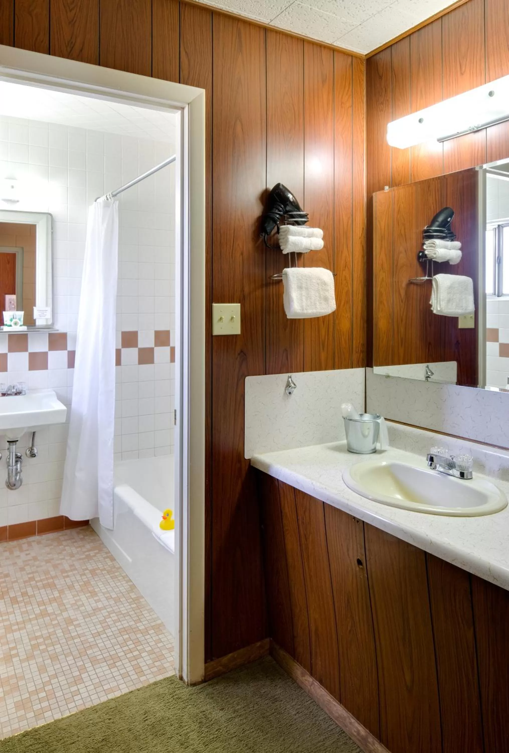 Shower, Bed in Sunset Motel Moriarty