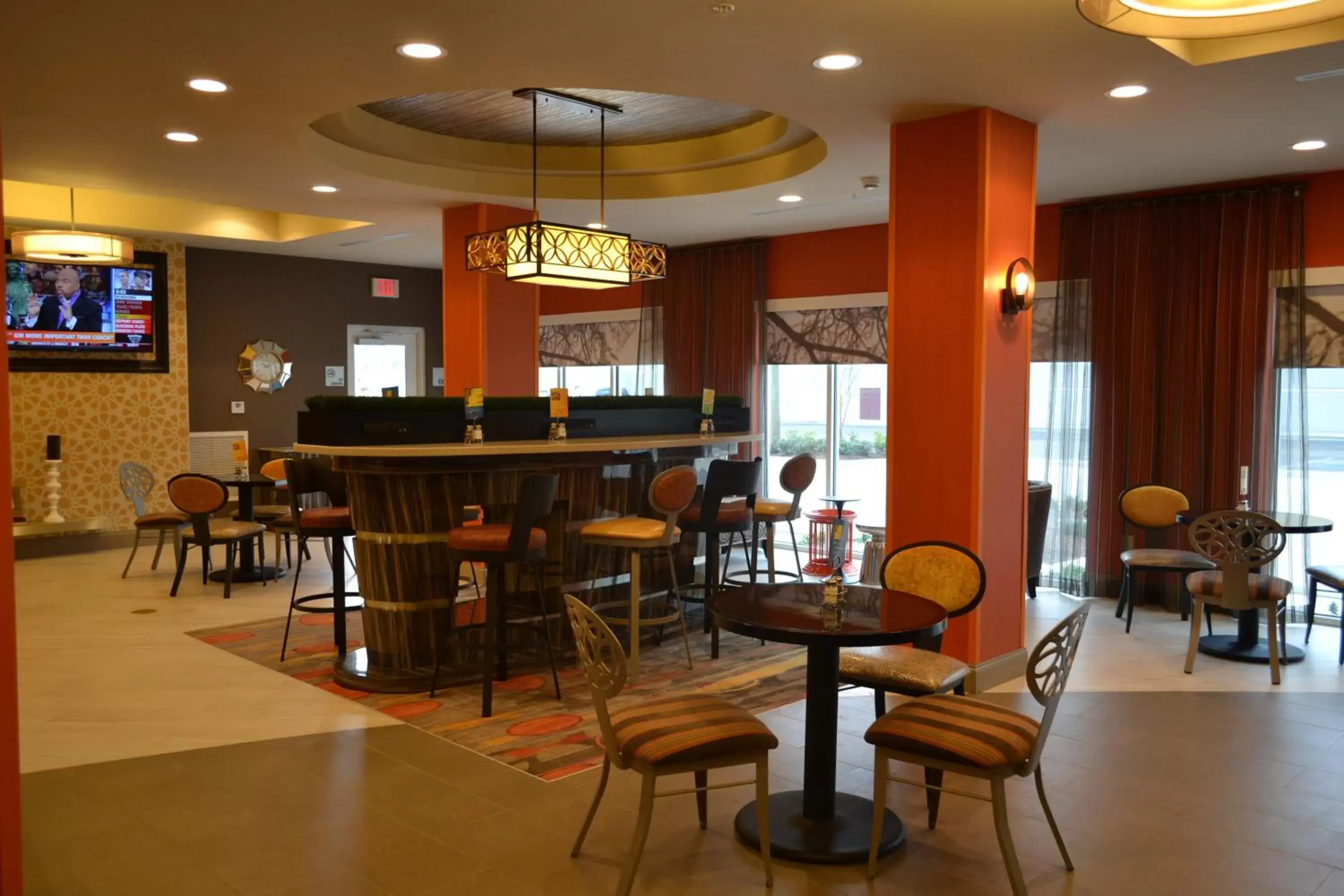 Breakfast, Lounge/Bar in Holiday Inn Express Covington-Madisonville, an IHG Hotel