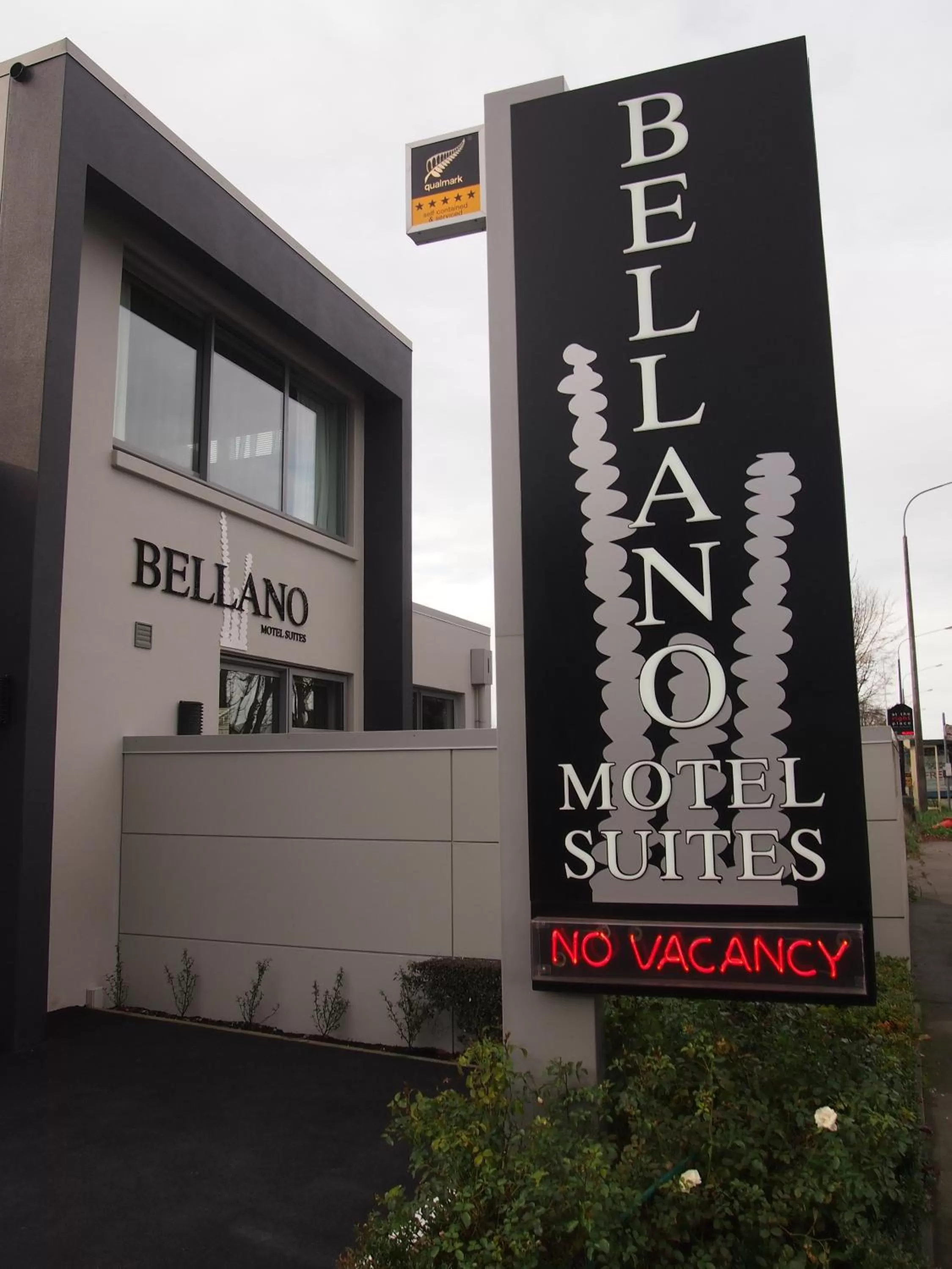 Facade/entrance in Bellano Motel Suites