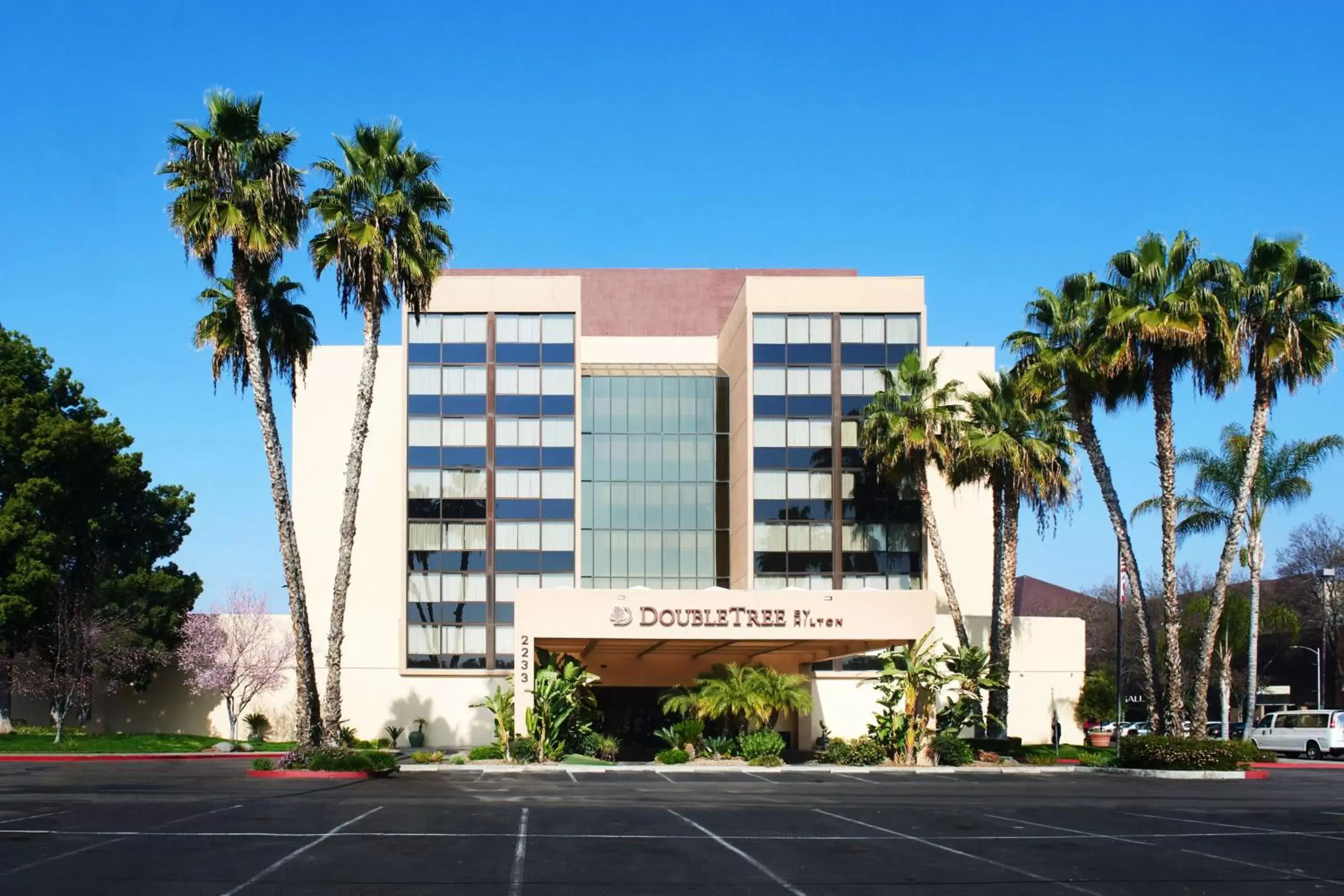 Property Building in DoubleTree by Hilton Fresno Convention Center