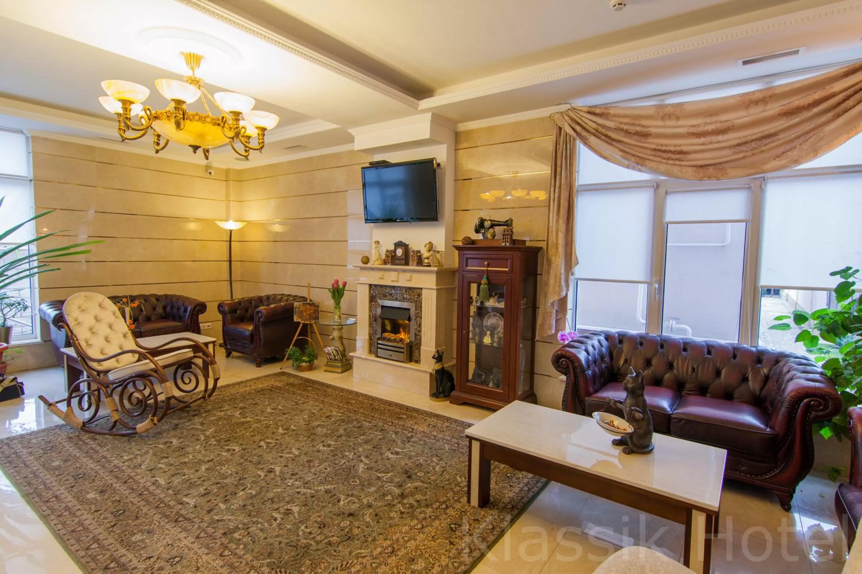 Communal lounge/ TV room in Klassik Hotel