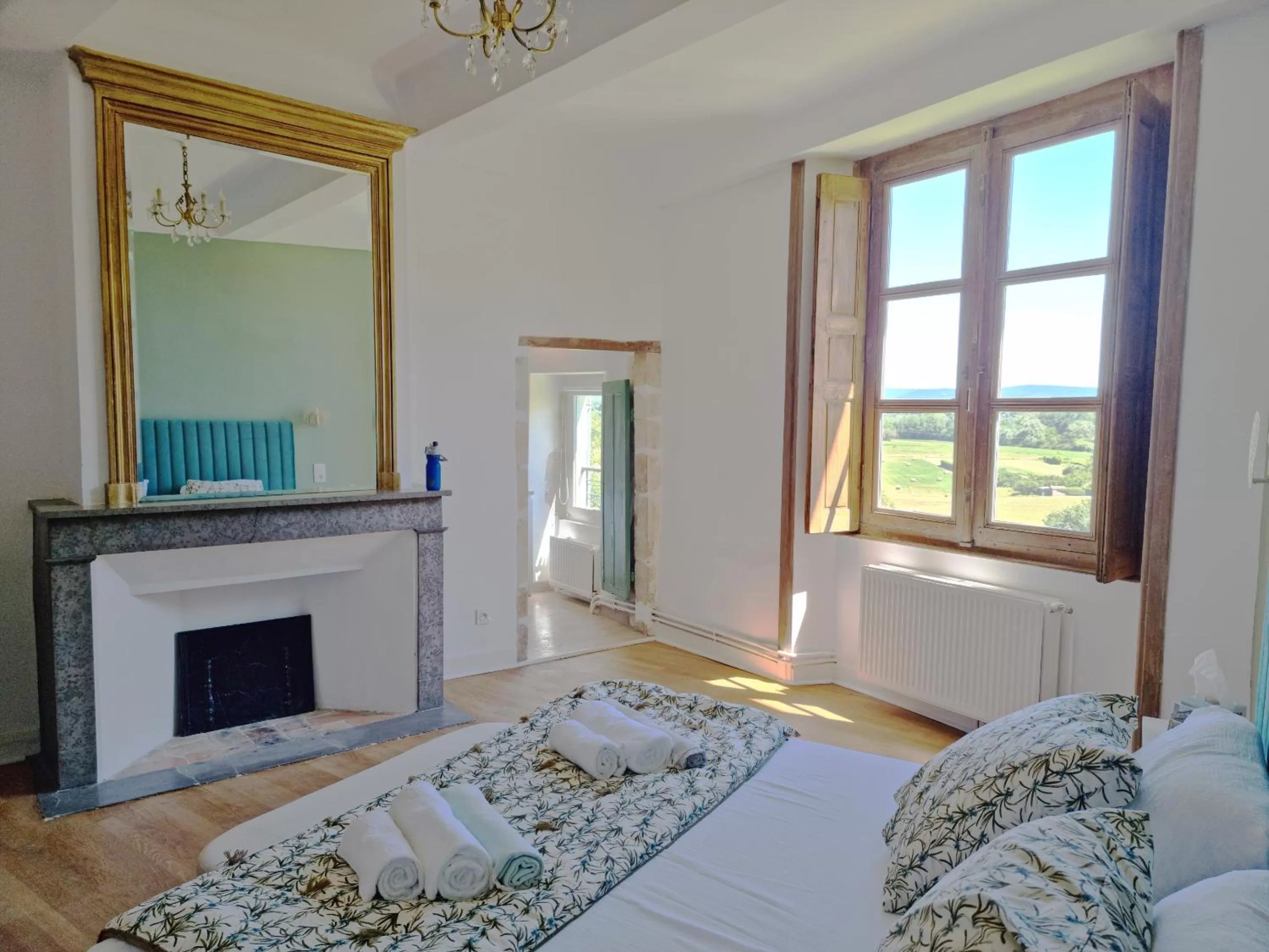 Twin Room with Bath in La Tour Des Remparts