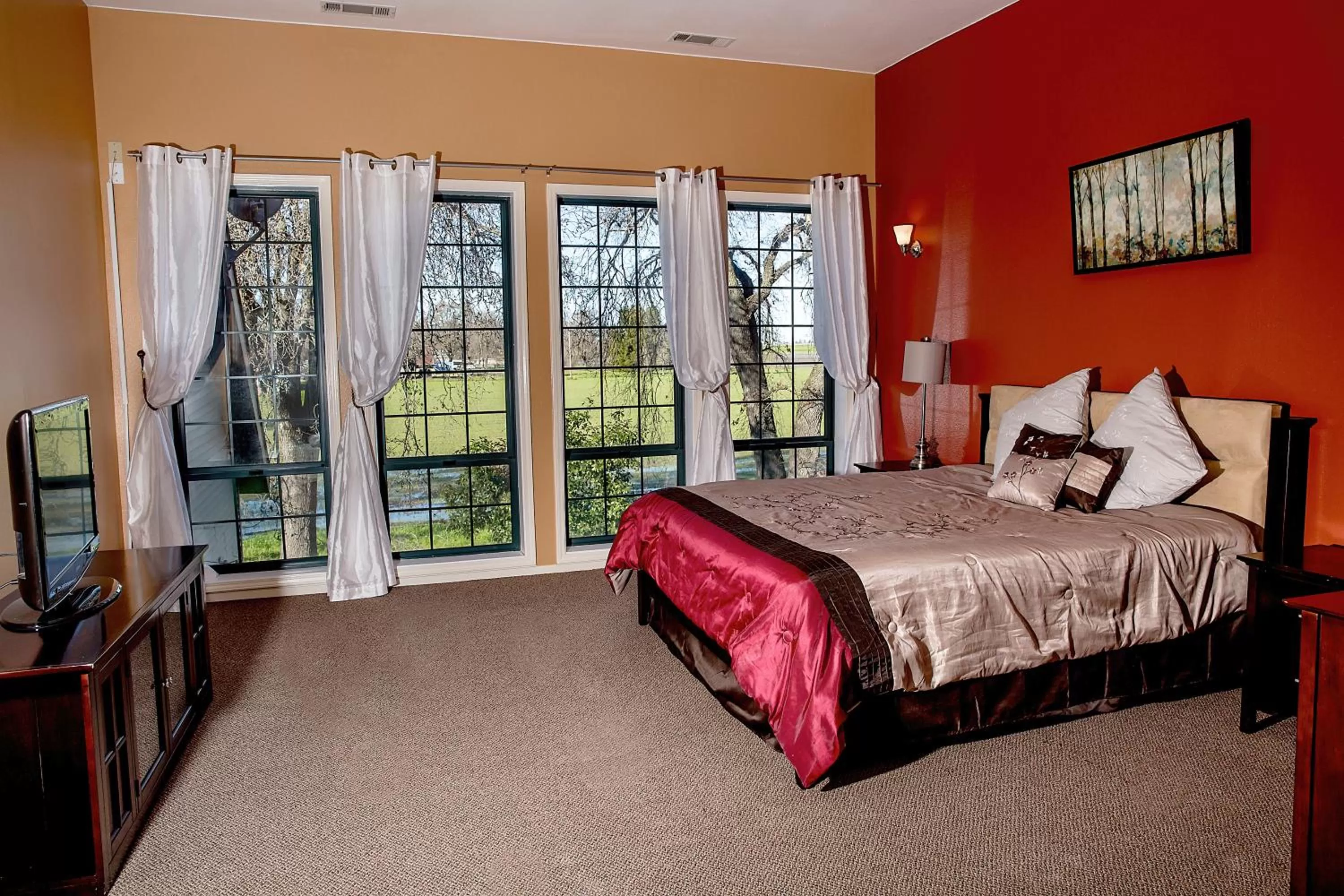 Bed in Freeport Wine Country Inn