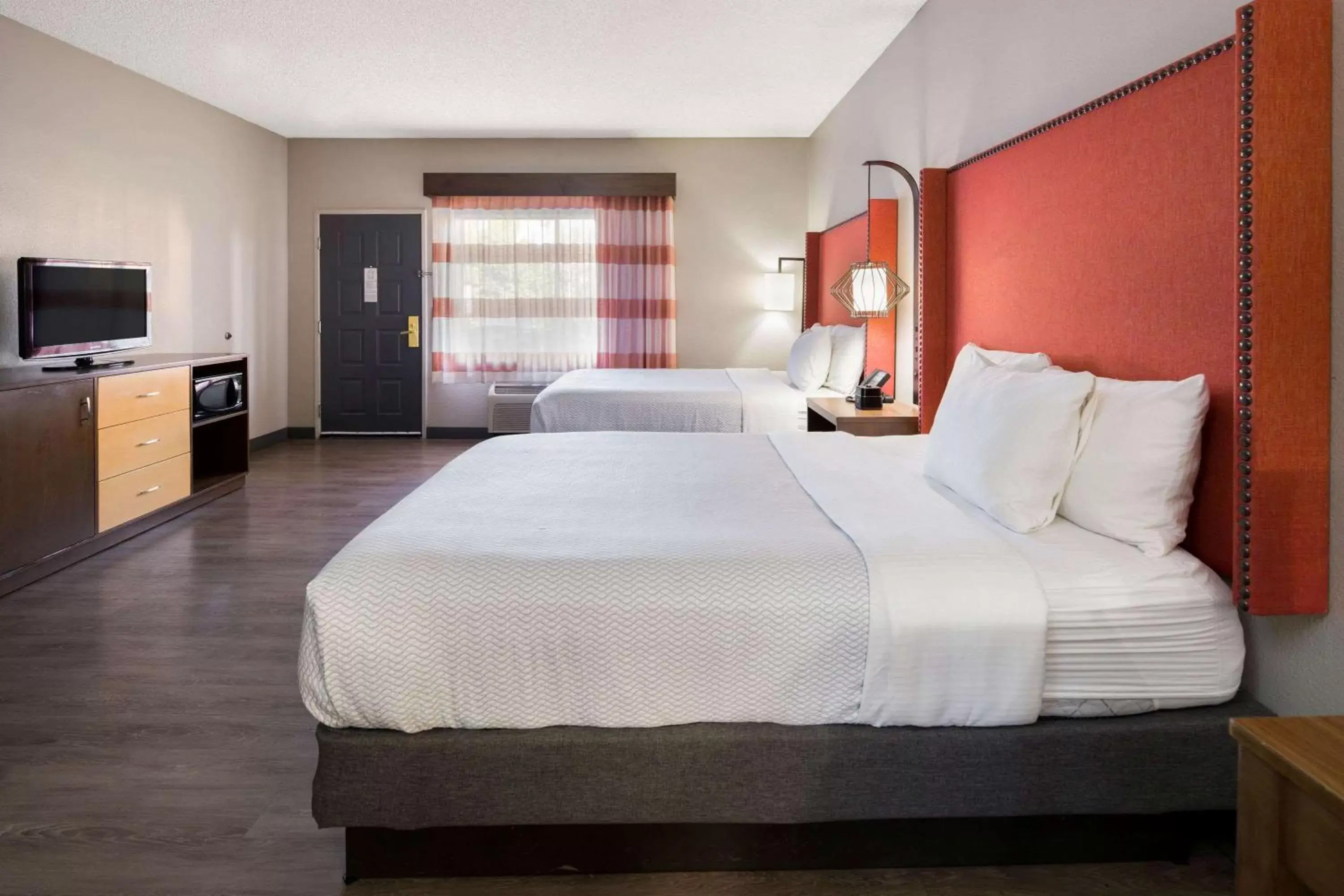 Photo of the whole room, Bed in La Quinta by Wyndham Orange County Airport
