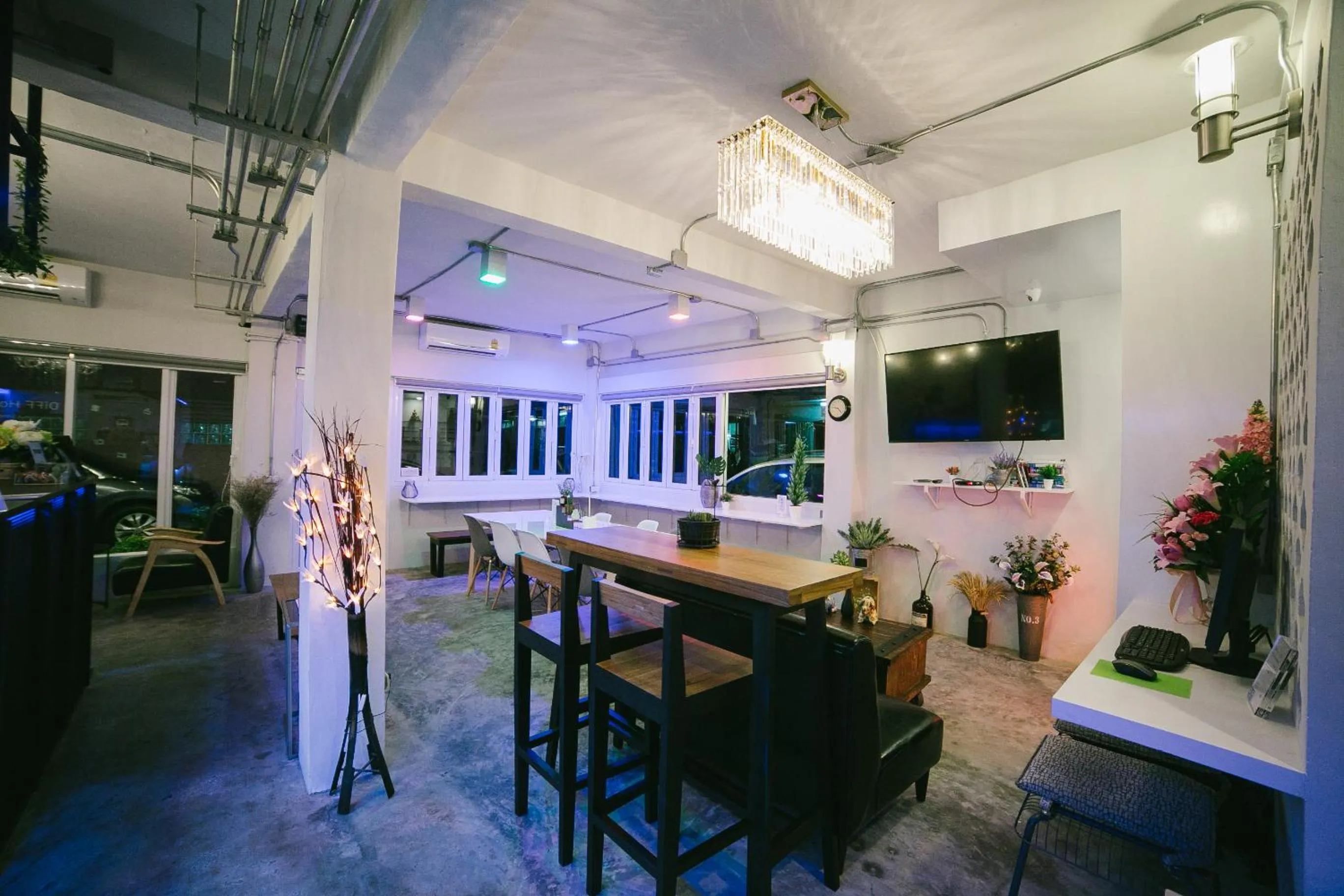 Communal lounge/ TV room in Diff Hostel