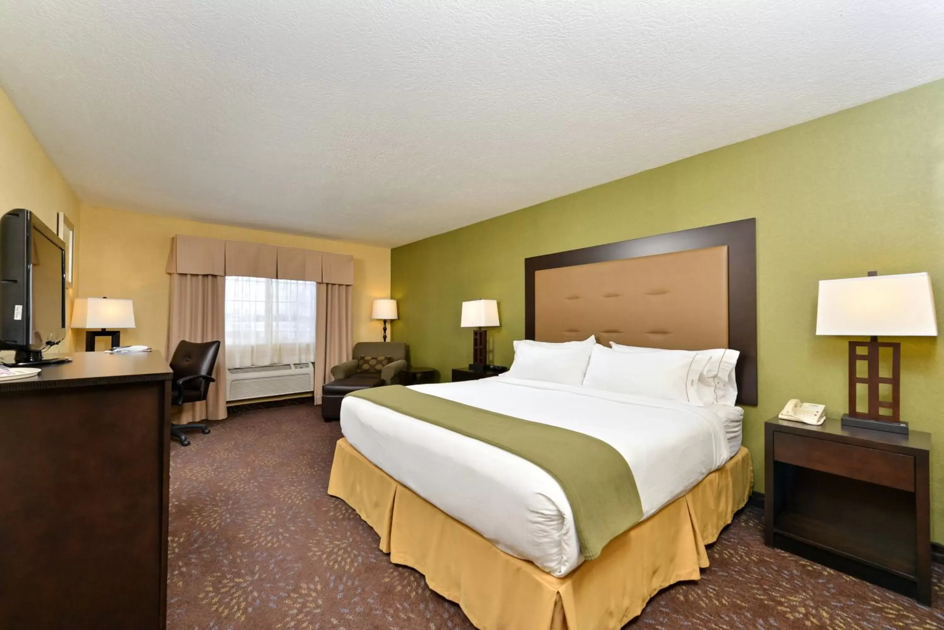 Photo of the whole room, Bed in Holiday Inn Express Hotel & Suites Charlotte, an IHG Hotel