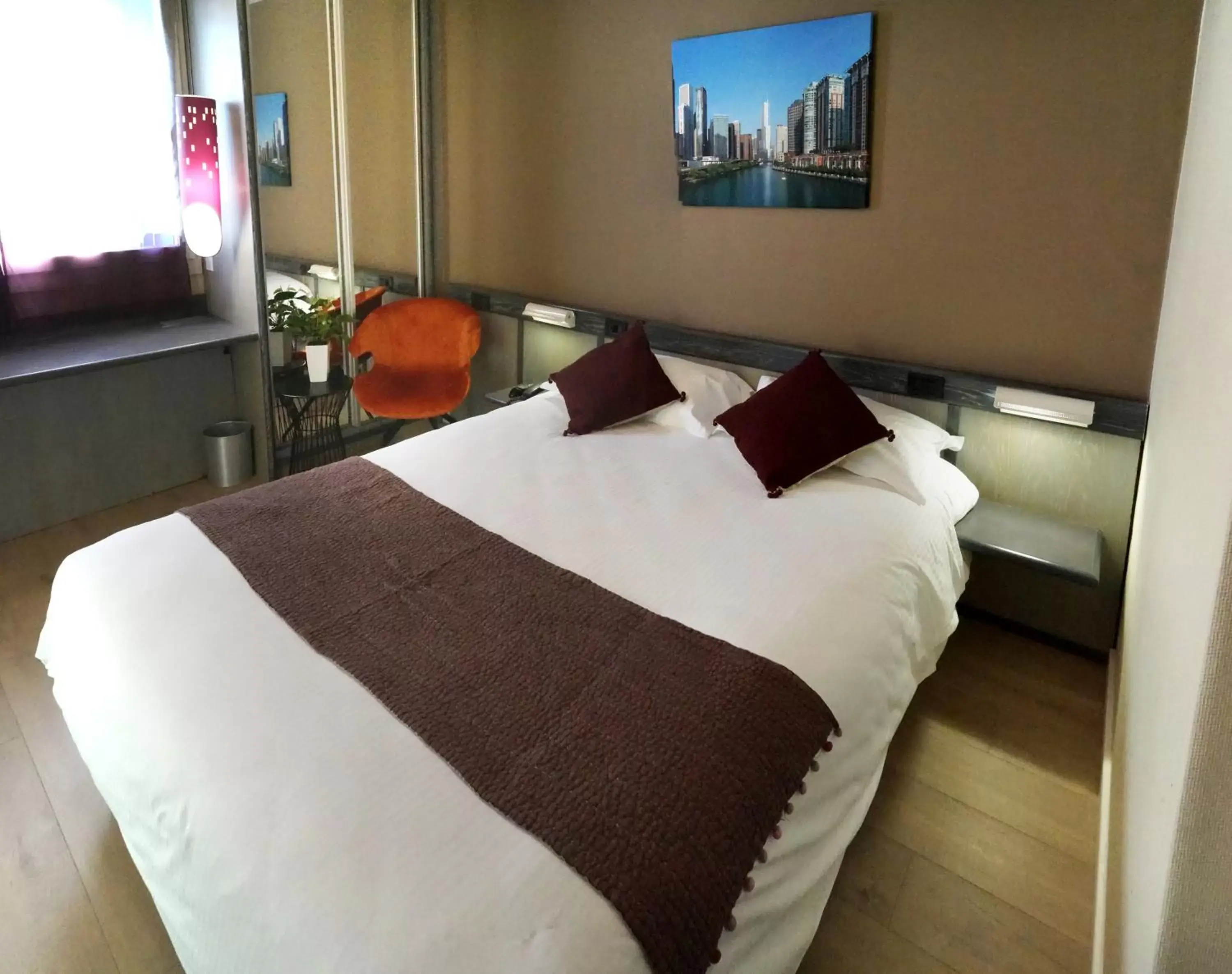 Photo of the whole room, Bed in Hotel Gratte-Ciel Ariana