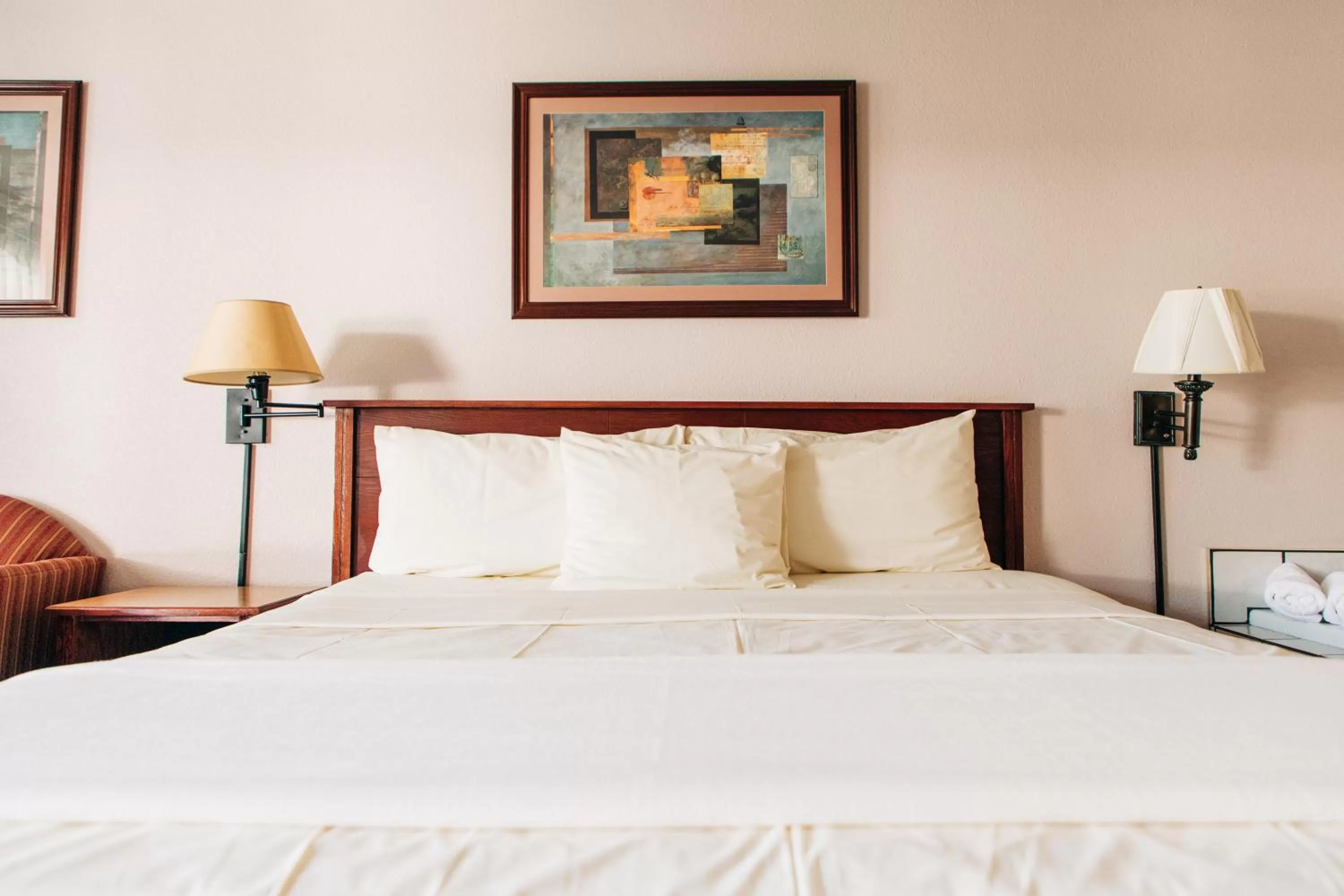 Bed in Quincy INN and Suites